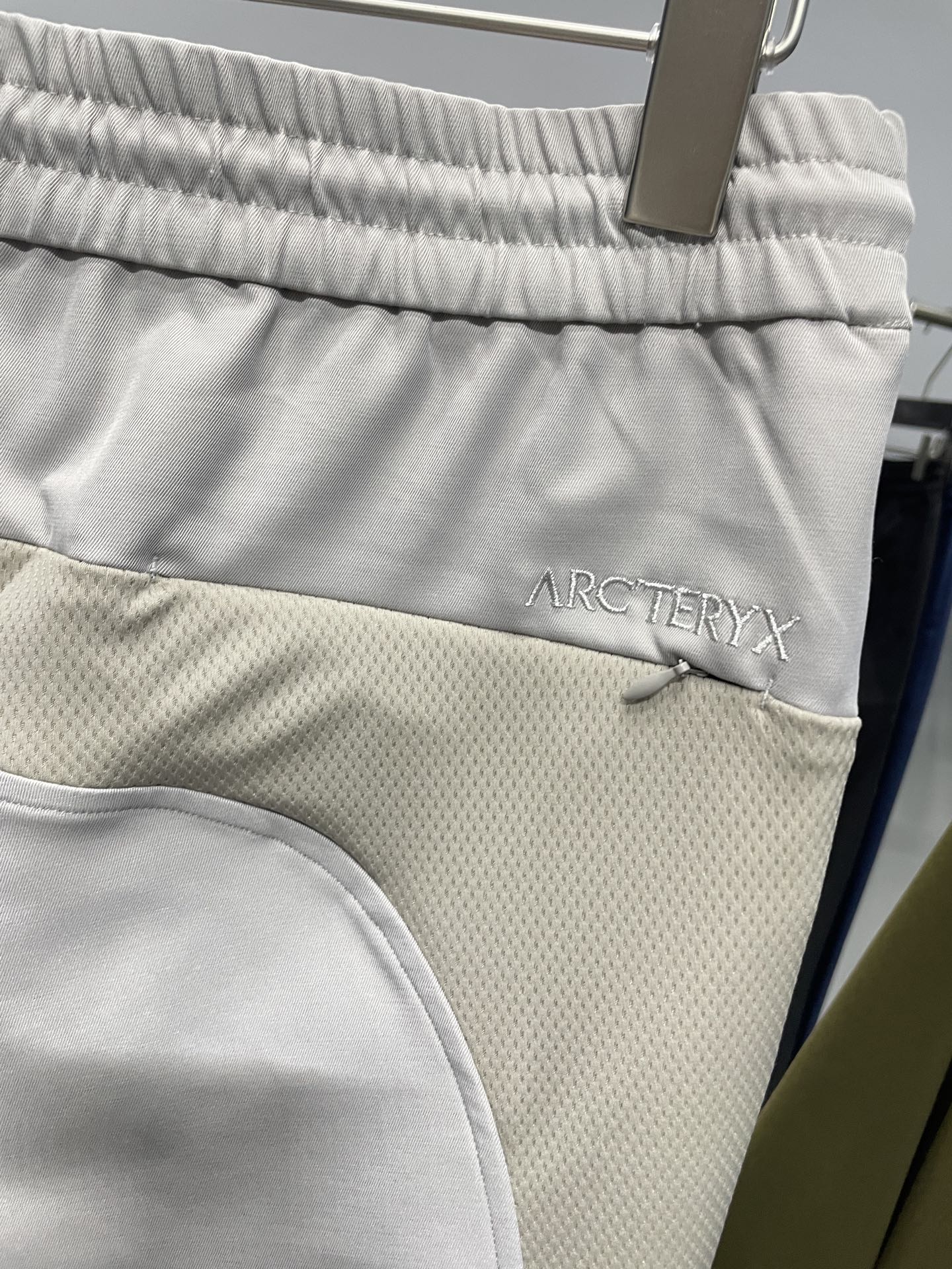 。 ARC25FW秋季新品网眼拼接男士休闲抽绳运动裤！高端户外品牌，浅灰休闲裤！简约大气的设计，时尚百搭