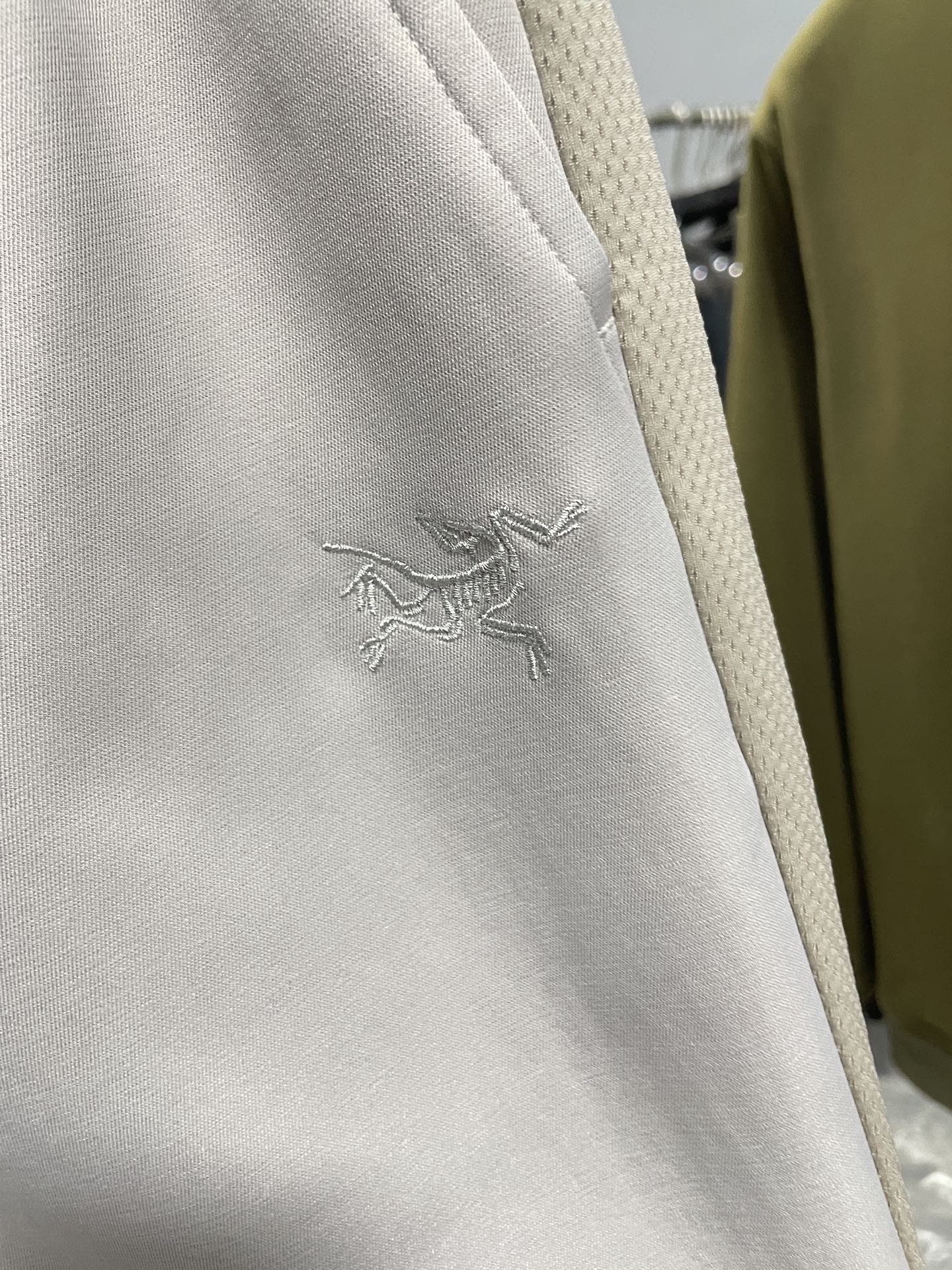 。 ARC25FW秋季新品网眼拼接男士休闲抽绳运动裤！高端户外品牌，浅灰休闲裤！简约大气的设计，时尚百搭