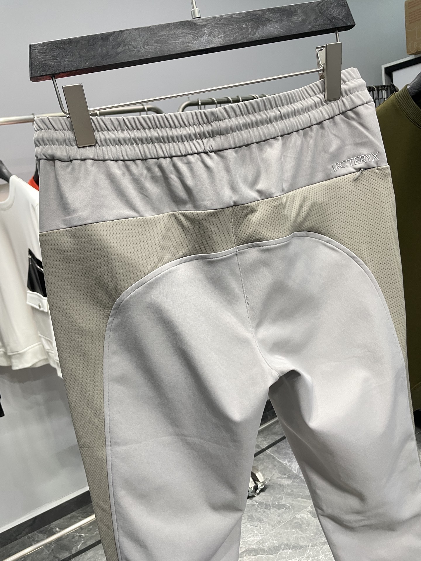 。 ARC25FW秋季新品网眼拼接男士休闲抽绳运动裤！高端户外品牌，浅灰休闲裤！简约大气的设计，时尚百搭