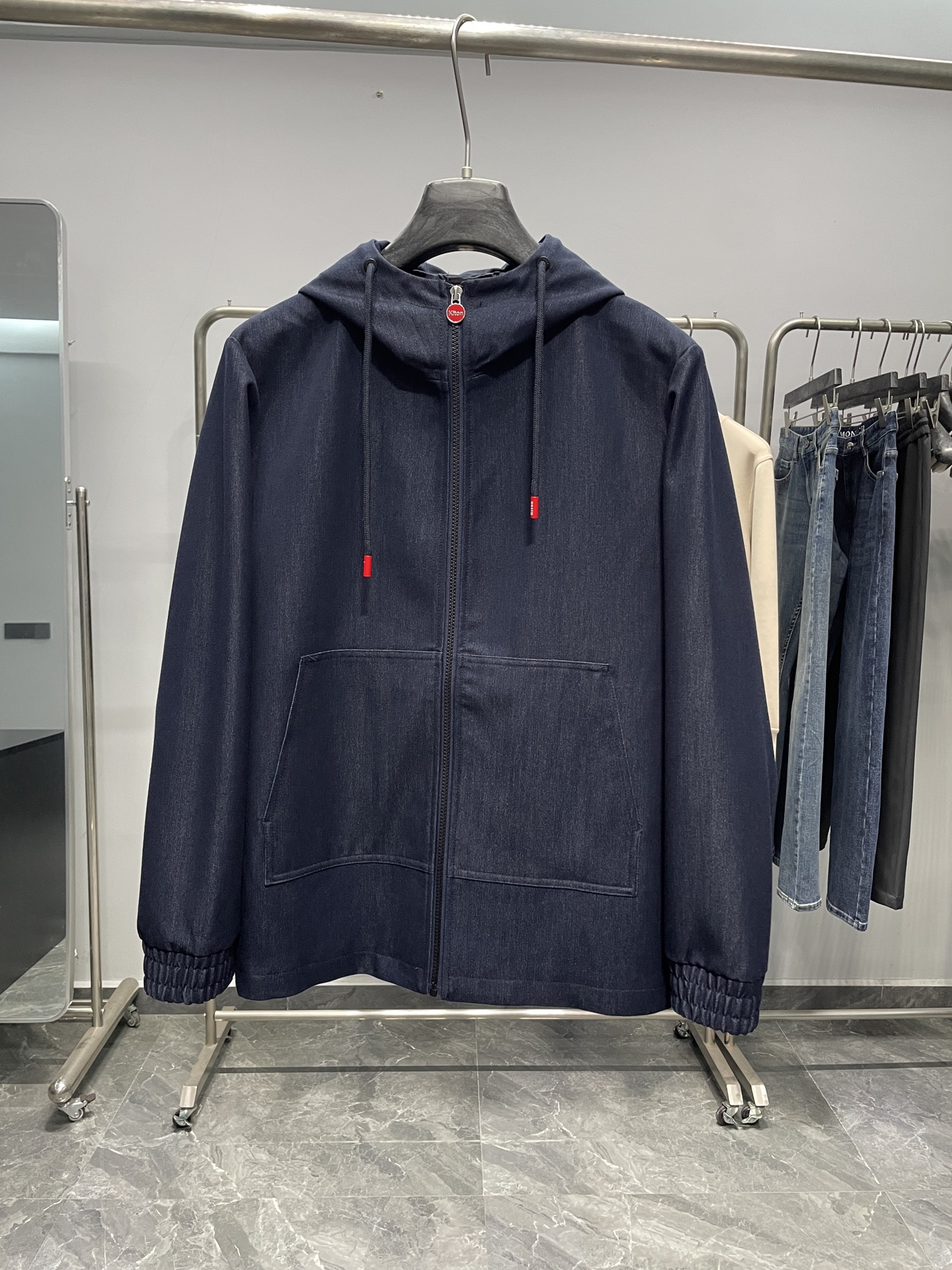 NO:622190,KIT25FW new autumn men's denim fabric hooded jacket! Made from selected Japanese Kurabo denim, known as the 'King of Denim' and known for its excellent texture and durability, the iconic red button is the finishing touch! The jacket stands out with its unique charm and has become an indispensable classic item in the wardrobe. In terms of design, it adheres to the concept of simplicity but not simplicity. Smooth tailoring lines outline a tall and straight figure. The fabric is made of organic cotton and is hand-woven on an antique loom. It retains the natural softness and breathability of cotton, while giving the fabric a unique texture and texture. Through a special washing process, it gives the denim The natural and pure denim color and unique texture of the jacket make the fabric look more natural and full of history. In terms of fabric processing, purely hand-polished technology is used to make the fabric more delicate and soft, improving the comfort of wearing. Design elements not only increase the fashion sense of the jacket, but also improve the overall texture. This allows every wearer to find his or her own uniqueness and confidence in the busy urban life. Color dark blue Size M-3XL Size reference M size shoulder width 45 bust 108 sleeve length 62 dress length 69 L size shoulder width 46 bust 112 sleeve length 63 dress length 70 XL size shoulder width 47 chest 116 sleeve length 64 dress length 71 2 Size 3XL, shoulder width 49, bust 124, sleeve length 66, dress length 73,,jackets & coats,jackets & coats,hats,alexander wang19860909KIT25FW秋季新款男士牛仔面料连帽夹克外套！采用甄选日本Kurabo丹宁布,被誉为“丹宁布之王”,以其出色的质感和耐用性著称,标志性的红色钮扣,堪称点睛之笔！ 外套以其独特的魅力脱颖而出,成为衣橱中不可或缺的经典单品.在设计上,秉持了简约而不简单的理念.流畅的剪裁线条,勾勒出挺拔的身姿,面料以有机棉为原料,在古董织布机上手工纺织而成,保留了棉质的天然柔软与透气性,同时赋予面料独特的纹理和质感,通过特殊的水洗工艺,赋予牛仔外套自然纯粹的牛仔色泽和独特的质感,使面料看起来更加自然、充满历史感.在面料处理上,采用纯手工打磨技术,将面料处理得更加细腻、柔软,提升穿着的舒适度.计元素不仅增加了外套的时尚感,也提升了整体的质感.让每一位穿着者都能在繁忙的都市生活中找到属于自己的那份独特与自信. 颜色深蓝色 尺码M-3XL 尺寸参考 M码肩宽45胸围108袖长62衣长69 L码肩宽46胸围112袖长63衣长70 XL码肩宽47胸围116袖长64衣长71 2XL码肩宽48胸围120袖长65衣长72 3XL码肩宽49胸围124袖长66衣长73,,jackets & coats,jackets & coats,hats,alexander wang,Men's clothing