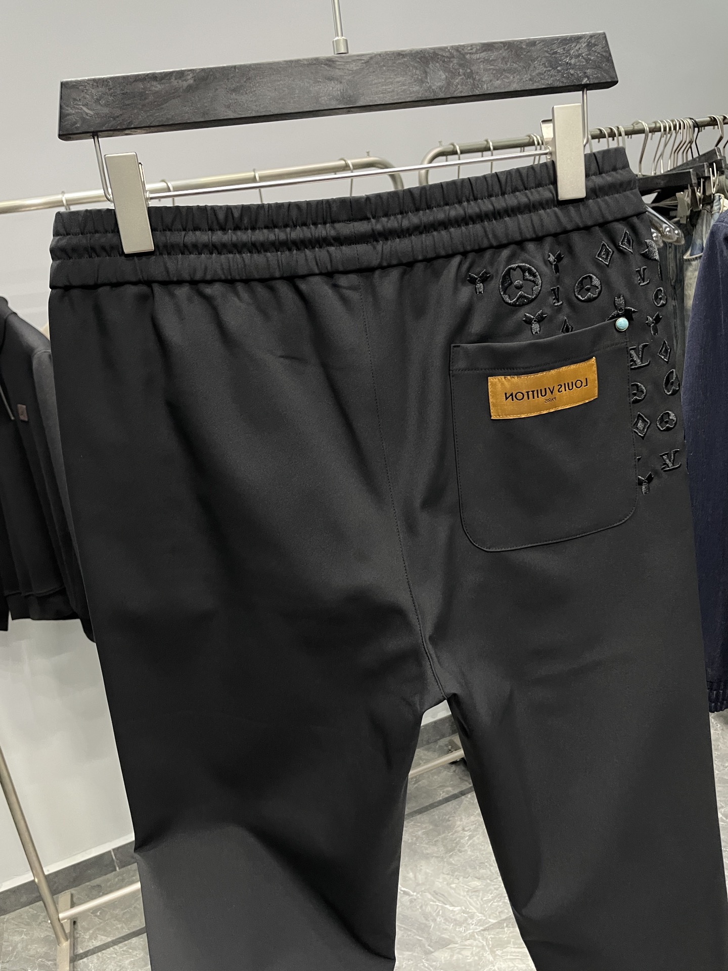 。 1V25FW秋冬新款黑色科技棉布抽绳休闲裤，男士满天星老花刺绣时尚百搭休闲长裤！贸易公司渠道稀出，领