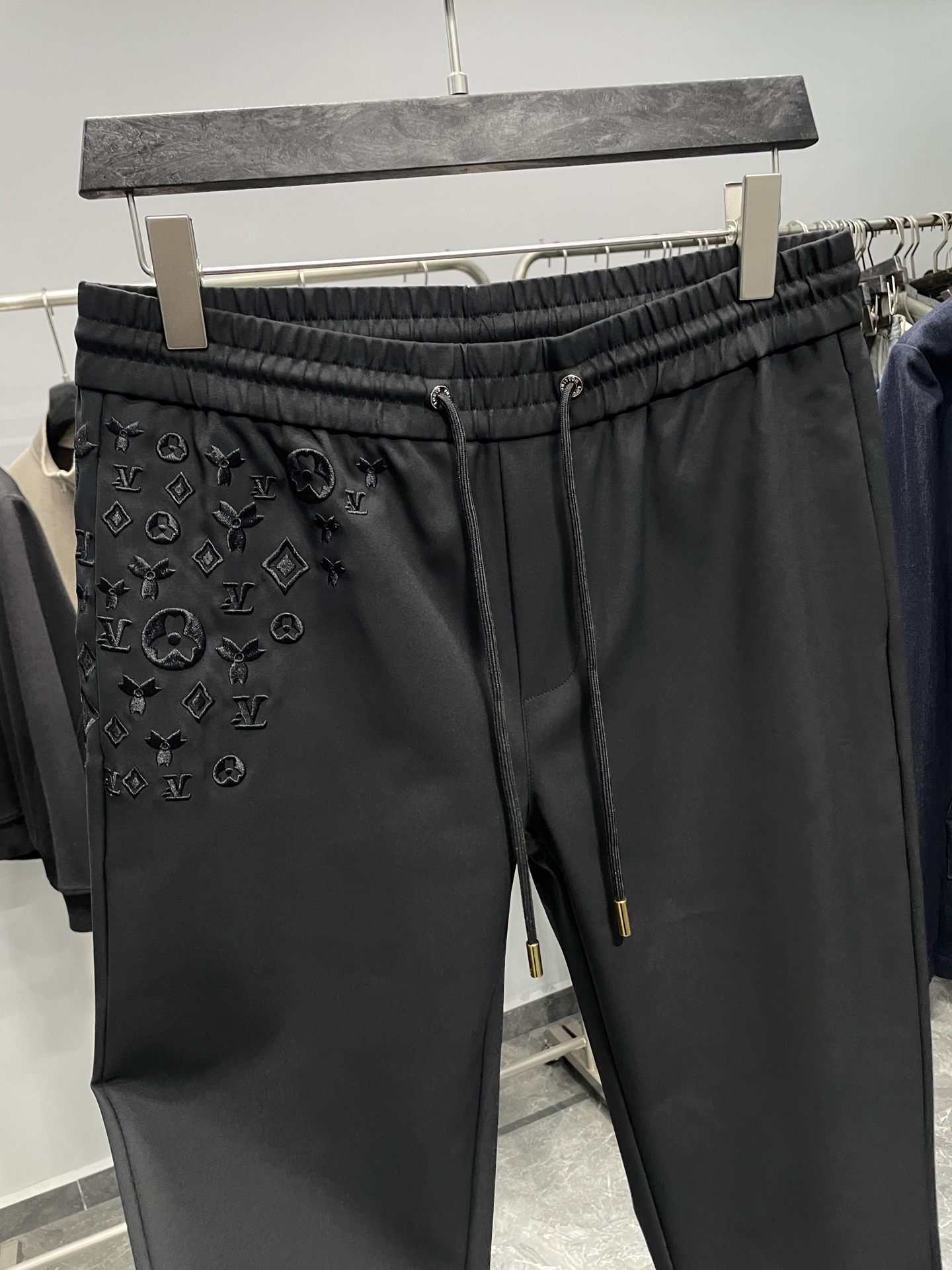 。 1V25FW秋冬新款黑色科技棉布抽绳休闲裤，男士满天星老花刺绣时尚百搭休闲长裤！贸易公司渠道稀出，领