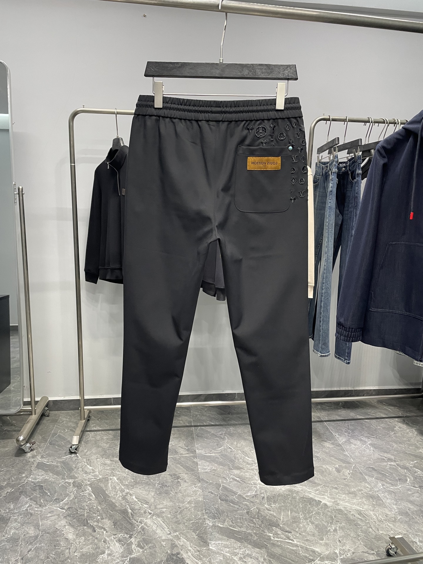 。 1V25FW秋冬新款黑色科技棉布抽绳休闲裤，男士满天星老花刺绣时尚百搭休闲长裤！贸易公司渠道稀出，领