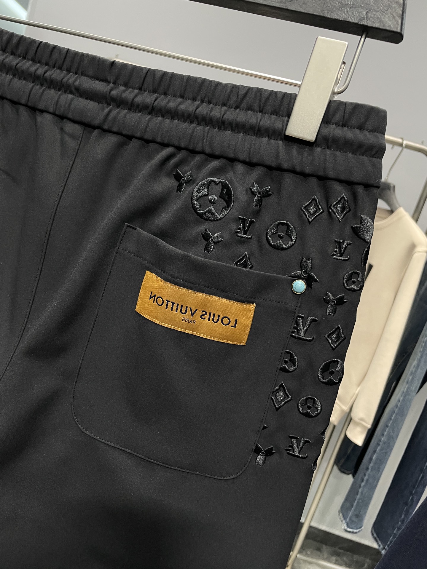 。 1V25FW秋冬新款黑色科技棉布抽绳休闲裤，男士满天星老花刺绣时尚百搭休闲长裤！贸易公司渠道稀出，领