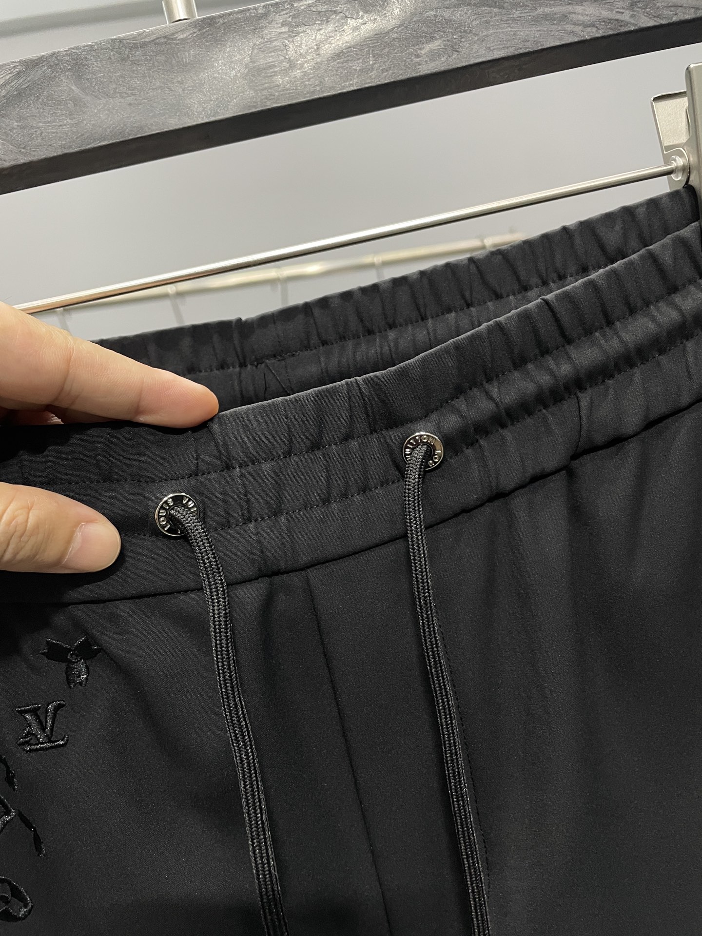 。 1V25FW秋冬新款黑色科技棉布抽绳休闲裤，男士满天星老花刺绣时尚百搭休闲长裤！贸易公司渠道稀出，领