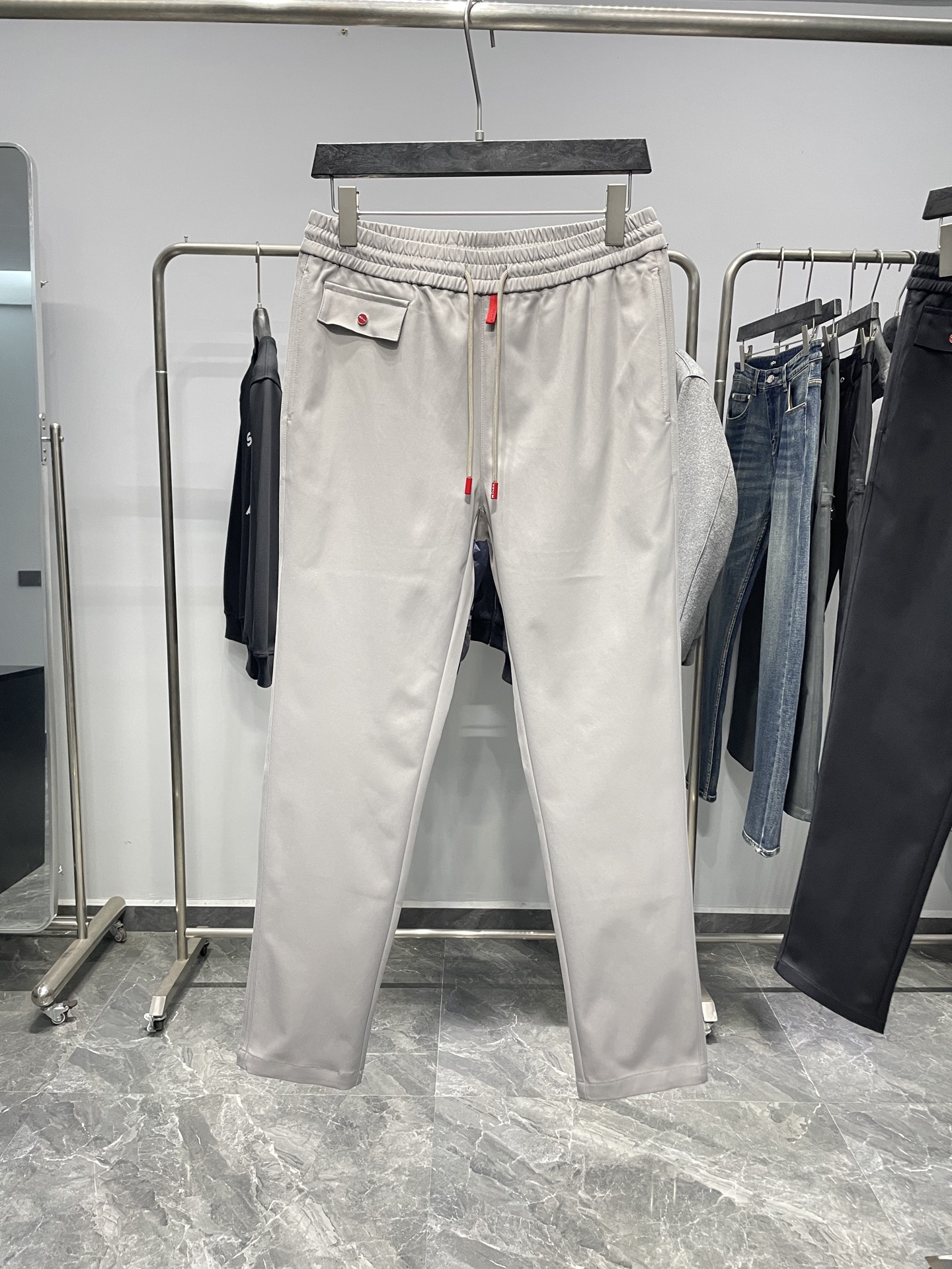 。 KITON25FW早秋新款密织斜纹棉布抽绳休闲裤，男士门襟红色标签直筒百搭休闲长裤！贸易公司渠道稀出