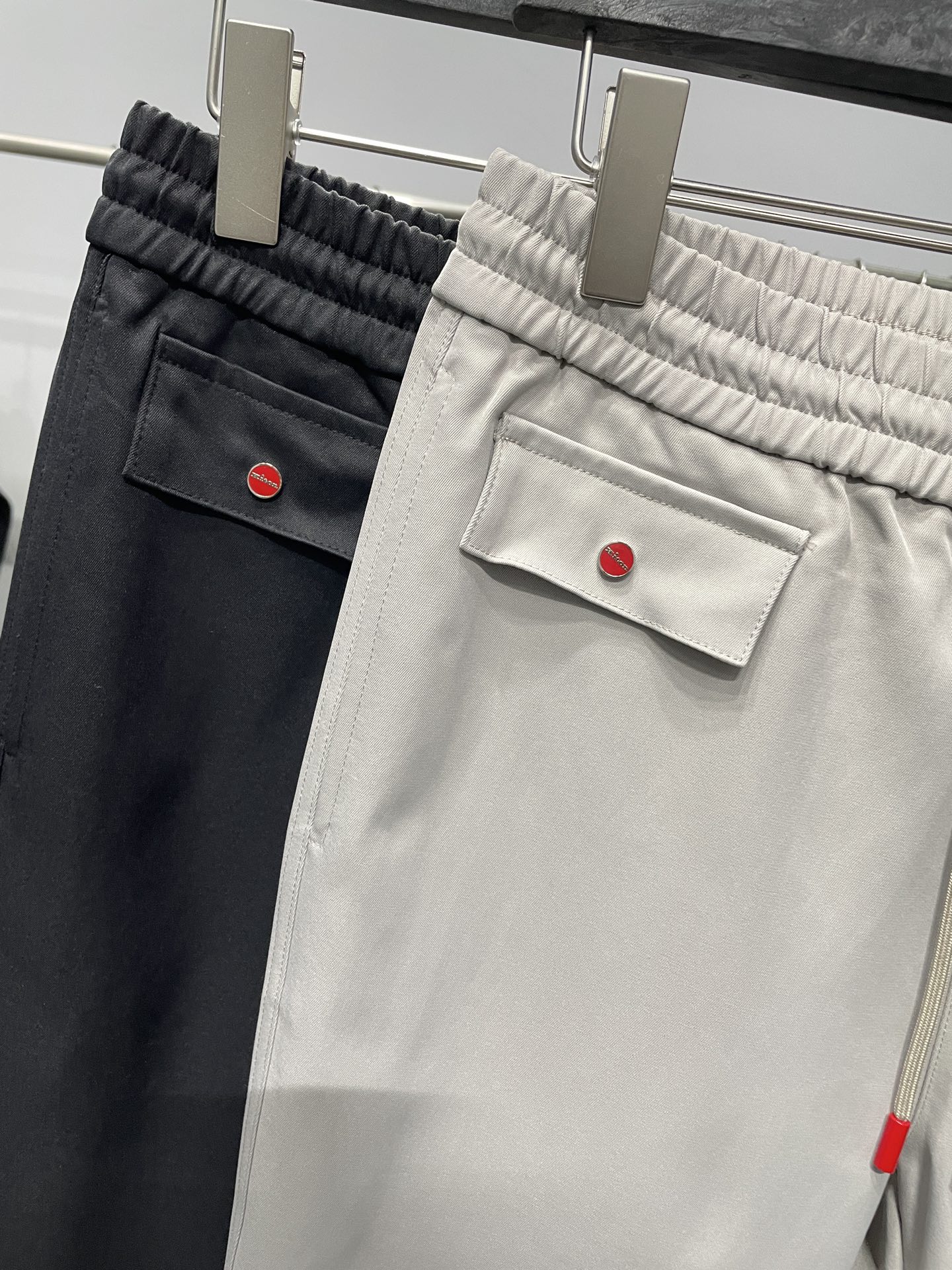 。 KITON25FW早秋新款密织斜纹棉布抽绳休闲裤，男士门襟红色标签直筒百搭休闲长裤！贸易公司渠道稀出