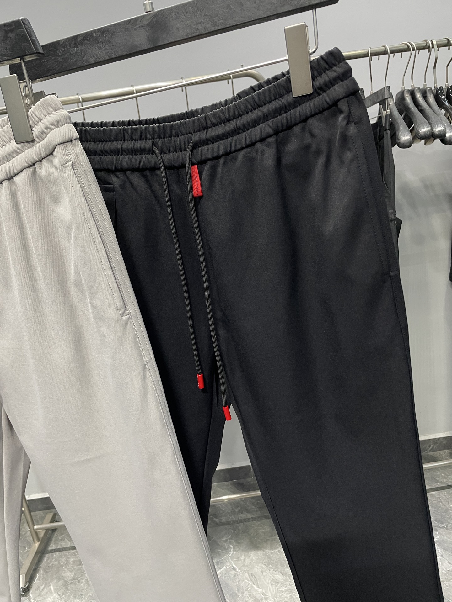 。 KITON25FW早秋新款密织斜纹棉布抽绳休闲裤，男士门襟红色标签直筒百搭休闲长裤！贸易公司渠道稀出