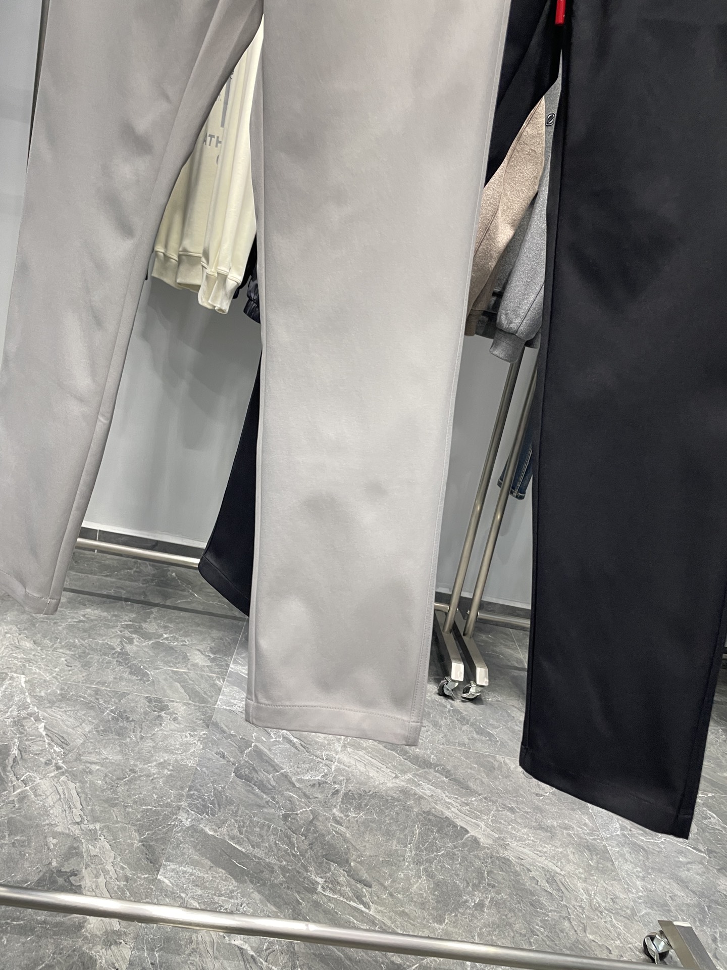 。 KITON25FW早秋新款密织斜纹棉布抽绳休闲裤，男士门襟红色标签直筒百搭休闲长裤！贸易公司渠道稀出