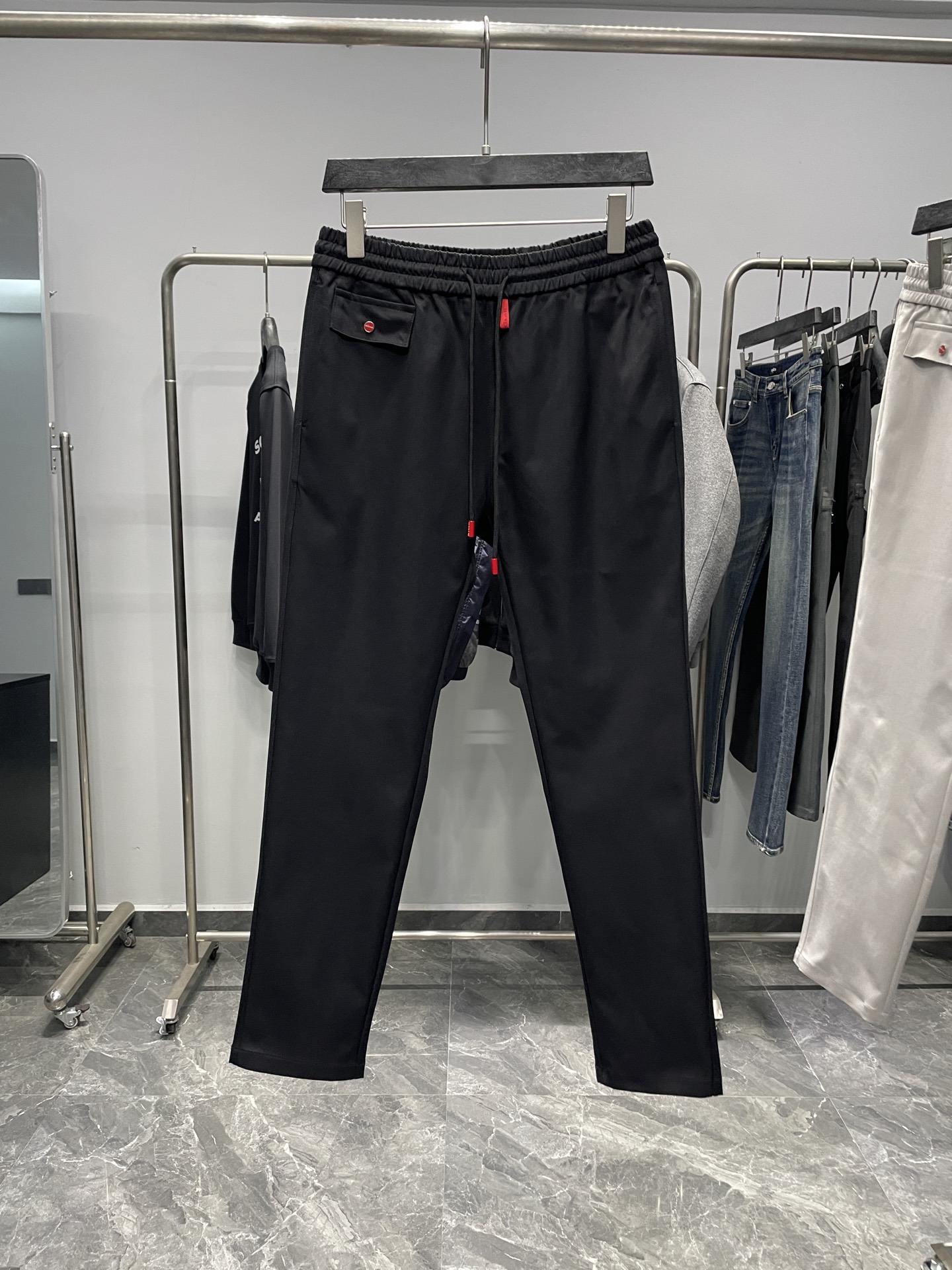 。 KITON25FW早秋新款密织斜纹棉布抽绳休闲裤，男士门襟红色标签直筒百搭休闲长裤！贸易公司渠道稀出