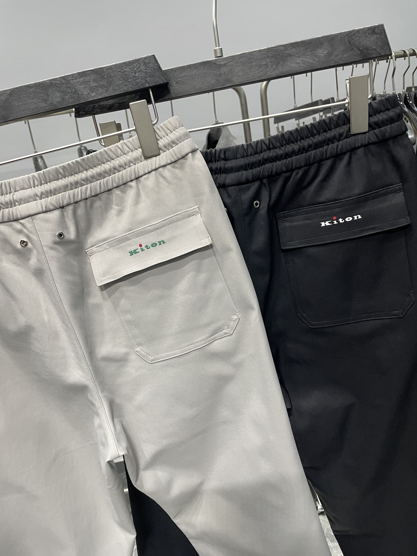 。 KITON25FW早秋新款密织斜纹棉布抽绳休闲裤，男士门襟红色标签直筒百搭休闲长裤！贸易公司渠道稀出