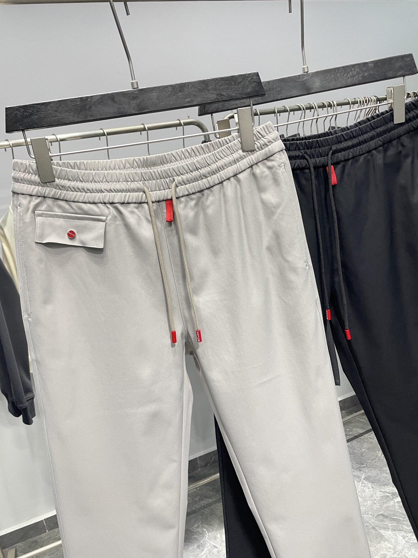 。 KITON25FW早秋新款密织斜纹棉布抽绳休闲裤，男士门襟红色标签直筒百搭休闲长裤！贸易公司渠道稀出