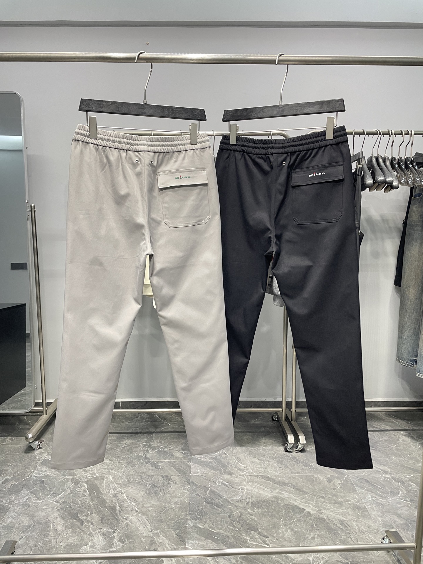 。 KITON25FW早秋新款密织斜纹棉布抽绳休闲裤，男士门襟红色标签直筒百搭休闲长裤！贸易公司渠道稀出