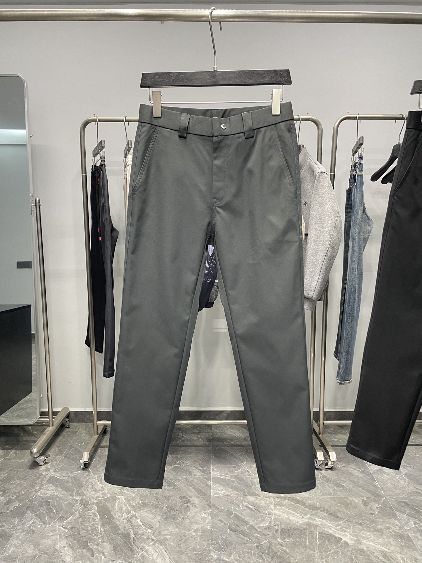 。 PRA25FW秋冬新款高密度斜纹棉质直筒休闲裤，男士后腿三角标徽章口袋时尚百搭休闲长裤！贸易公司渠道