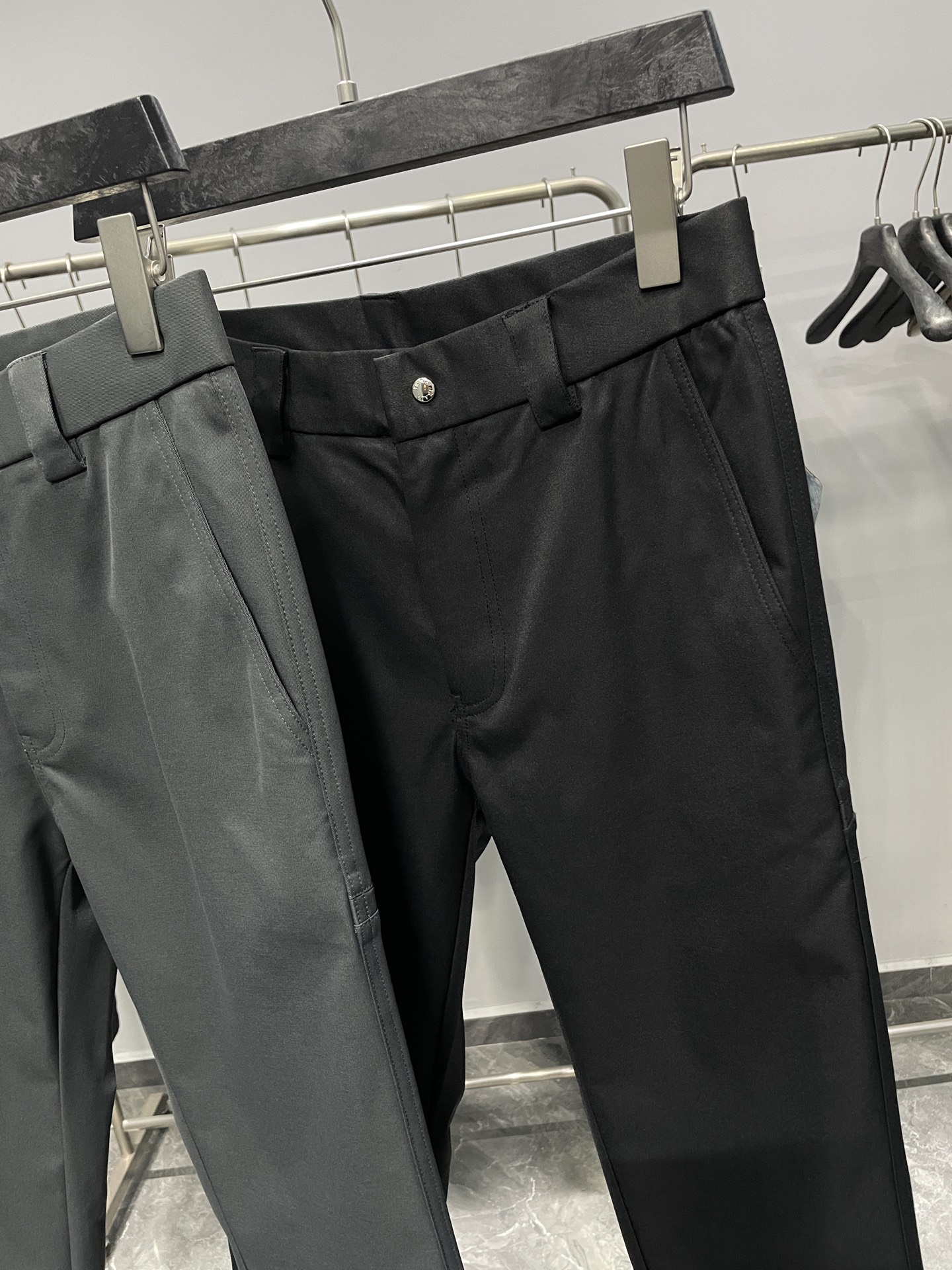 。 PRA25FW秋冬新款高密度斜纹棉质直筒休闲裤，男士后腿三角标徽章口袋时尚百搭休闲长裤！贸易公司渠道