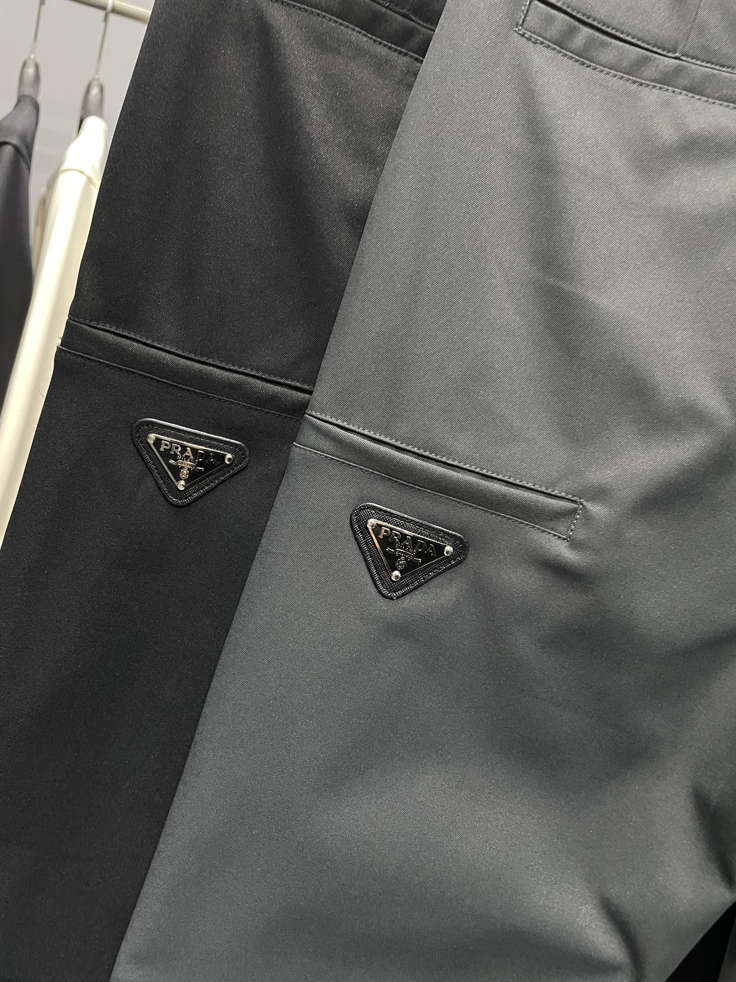 。 PRA25FW秋冬新款高密度斜纹棉质直筒休闲裤，男士后腿三角标徽章口袋时尚百搭休闲长裤！贸易公司渠道