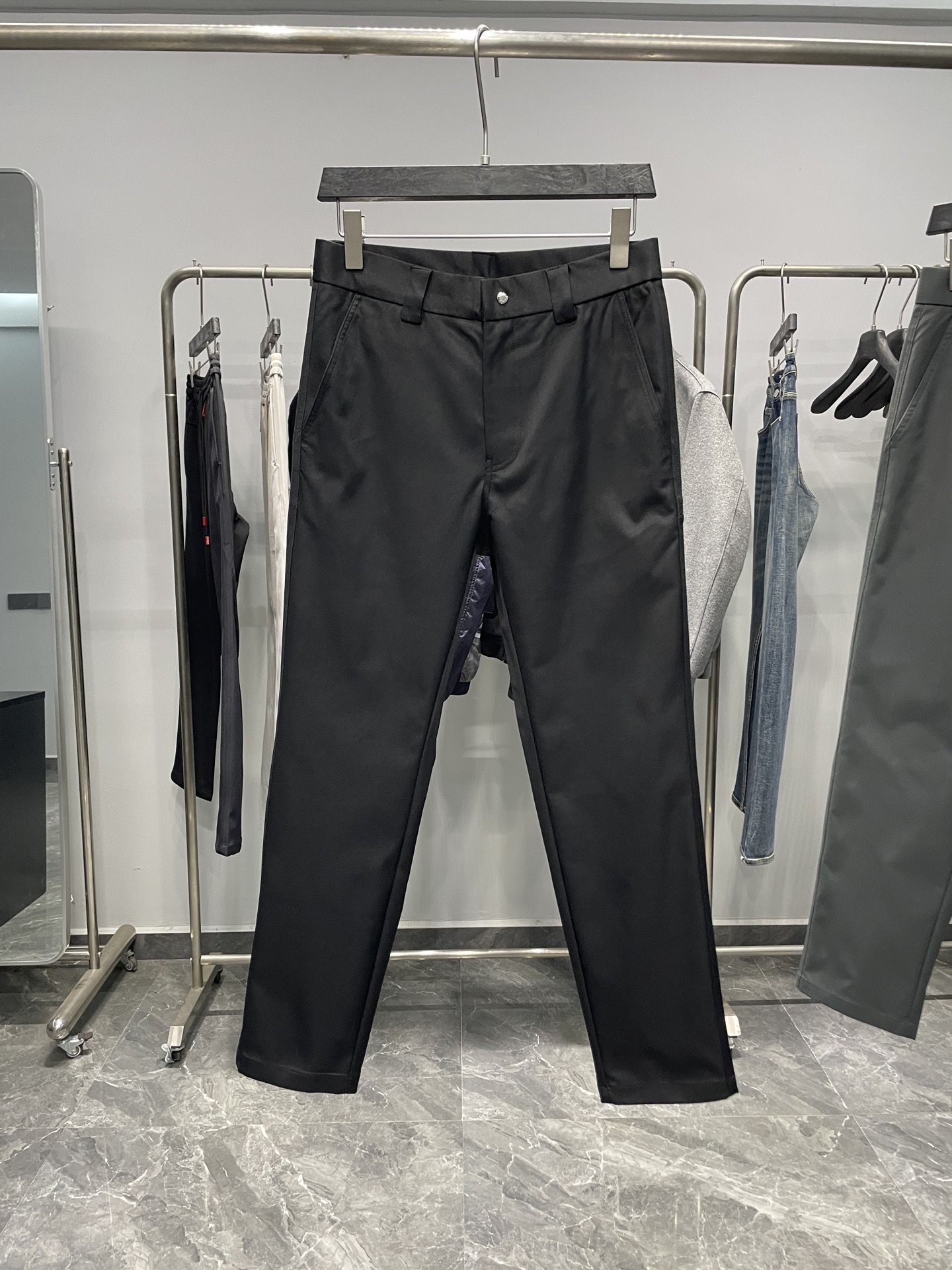 。 PRA25FW秋冬新款高密度斜纹棉质直筒休闲裤，男士后腿三角标徽章口袋时尚百搭休闲长裤！贸易公司渠道