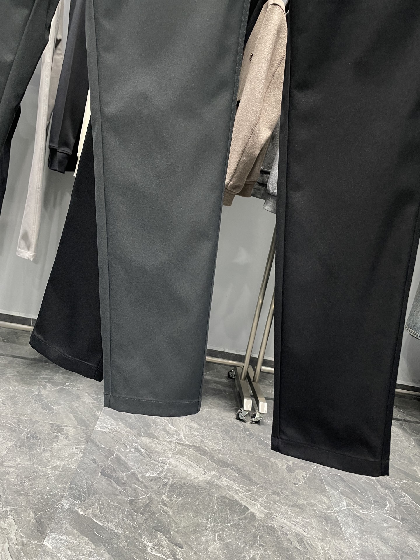 。 PRA25FW秋冬新款高密度斜纹棉质直筒休闲裤，男士后腿三角标徽章口袋时尚百搭休闲长裤！贸易公司渠道