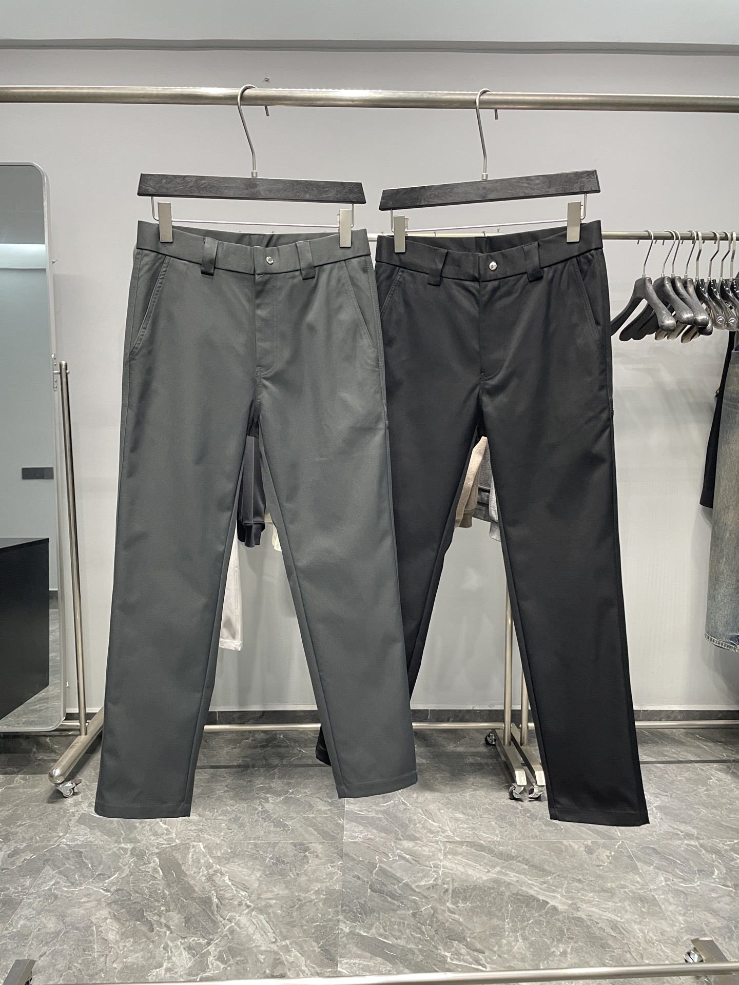 NO:525513,PRA25FW autumn and winter new high-density twill cotton straight-leg casual pants, men's rear legs triangle badge pocket fashionable and versatile casual pants!  Trading companies have sparse channels and are on sale on the leading official website!  Pjia’s new straight-leg casual pants have become a rare classic in the fashion industry with its customized high-quality fabrics, simple and high-end overall design, unique metal triangle badge pocket embellishment, exquisite brand engraving hardware accessories and perfect straight-line style!  The trousers are made of customized high-density twill cotton cloth, with a delicate and firm texture, as if you can feel that each fiber contains unique vitality!  The high-density weaving gives it the characteristics of hardness and shape, always maintaining perfect lines without any slimming or deformation!  At the same time, it has excellent comfort, allowing you to enjoy fashion while feeling unparalleled freedom and comfort!  The overall design is simple without losing its high-end style, like a melodious music, with every detail just right!  There are no too many complicated decorations, but with the simple and smooth lines, it shows a low-key and luxurious temperament!  The metal triangle badge pocket embellishment not only adds a unique personality to the pants, but also makes the wearer stand out from the crowd and become the focus of everyone's attention!  Custom-made brand engraved hardware accessories, every detail has been carefully polished!  The zipper is extremely smooth, and it seems like an elegant dance between opening and closing, without any lag or obstacles!  The buttons are sturdy and durable, and the exquisite brand engravings on them are like a silent logo, demonstrating the noble identity of the brand!  These hardware accessories are not only not picky in terms of function, but also complement the overall style of the pants in terms of appearance, creating a harmonious and perfect visual effect!  The straight-tube style is like a magic weapon tailored for various figures. Whether you are a model with slender straight legs or an ordinary person with slightly insufficient leg lines, the straight-tube style can cleverly modify your legs and make your legs look straighter and longer!  Color gray, black Size M-4XL Size reference M size waist 76 hip circumference 94 thigh circumference 60 trousers long 99 trousers long 35 L size waist 79 hip circumference 97 thigh circumference 61 trousers long 100 trousers long 36 XL size waist 82 hip circumference 99 thigh circumference 62 trousers long 101 trousers long 37 XXL size waist 86 hip circumference 102 thigh circumference 64 trousers long 101 trousers long 38 3XL size waist circumference 90 hip circumference 105 thigh circumference 66 trousers long 102 trousers long 39 4XL size waist circumference 94 thigh circumference 108 thigh circumference 68 trousers long 102 trousers long 39 Size recommendation (standard version) Height 174-140 catties, try on size L appropriately!  Boys weigh less than 130 catties and choose M code, 130-140 catties and choose L code, 140-152 catties and choose XL code, 152-164 catties and choose XXL code, 164-176 catties and 3XL code, 176-188 catties and 4XL code!  ,prada,alexander wang19860909PRA25FW秋冬新款高密度斜纹棉质直筒休闲裤,男士后腿三角标徽章口袋时尚百搭休闲长裤！贸易公司渠道稀出,领先官网发售！P家新款直筒休闲裤,以其客供定制的高品质面料、简约高级的整体设计、独特的金属三角徽章口袋点缀、精致的品牌刻印五金辅料以及完美的直筒版型,成为了时尚界不可多得的经典之作！ 该裤装采用客供定制高密度斜纹棉布,细腻而紧实的质感,仿佛能感受到每一根纤维都蕴含着独特的生命力！高密度的织法赋予了它硬挺有型的特质,始终保持完美的线条,不会出现丝毫的松垮与变形！与此同时它又有着极佳的舒适度,让你在享受时尚的同时,也能感受到无与伦比的自在与惬意！整体设计简约而不失高级,宛如一首悠扬的乐章,每一个细节都恰到好处！没有过多繁杂的装饰,却凭借着简洁流畅的线条,展现出一种低调而奢华的气质！后腿处的金属三角徽章口袋点缀,不仅为裤子增添了一份独特的个性,更让穿着者在人群中脱颖而出,成为众人瞩目的焦点！ 客供定制的品牌刻印五金辅料,每一个细节都经过精心打磨！拉链顺滑无比,开合之间仿佛是一场优雅的舞蹈,没有丝毫的卡顿与阻碍！纽扣坚固耐用,上面精致的品牌刻印,如同一个无声的标志,彰显着品牌的高贵身份！这些五金辅料不仅在功能上无法挑剔,更在外观上与裤子整体风格相得益彰,共同营造出一种和谐而完美的视觉效果！直筒版型就像是为各种身材量身定制的魔法法宝,无论你是拥有修长笔直双腿的模特身材,还是腿部线条略有不足的普通人,直筒版型都能巧妙地修饰你的腿型,让你的双腿看起来更加笔直修长！ 颜色灰色、黑色 尺码M-4XL 尺寸参考 M码腰围76臀围94大腿围60裤长99裤脚35 L码腰围79臀围97大腿围61裤长100裤脚36 XL码腰围82臀围99大腿围62裤长101裤脚37 XXL码腰围86臀围102大腿围64裤长101裤脚38 3XL码腰围90臀围105大腿围66裤长102裤脚39 4XL码腰围94臀围108大腿围68裤长102裤脚39 尺码推荐（标准版型） 身高174-140斤,试穿L码合适！ 男生体重130斤以内选择M码,130-140斤选择L码,140-152斤选择XL码,152-164斤选择XXL码,164-176斤选择3XL码,176-188斤选择4XL码！,,prada,alexander wang,Men's clothing