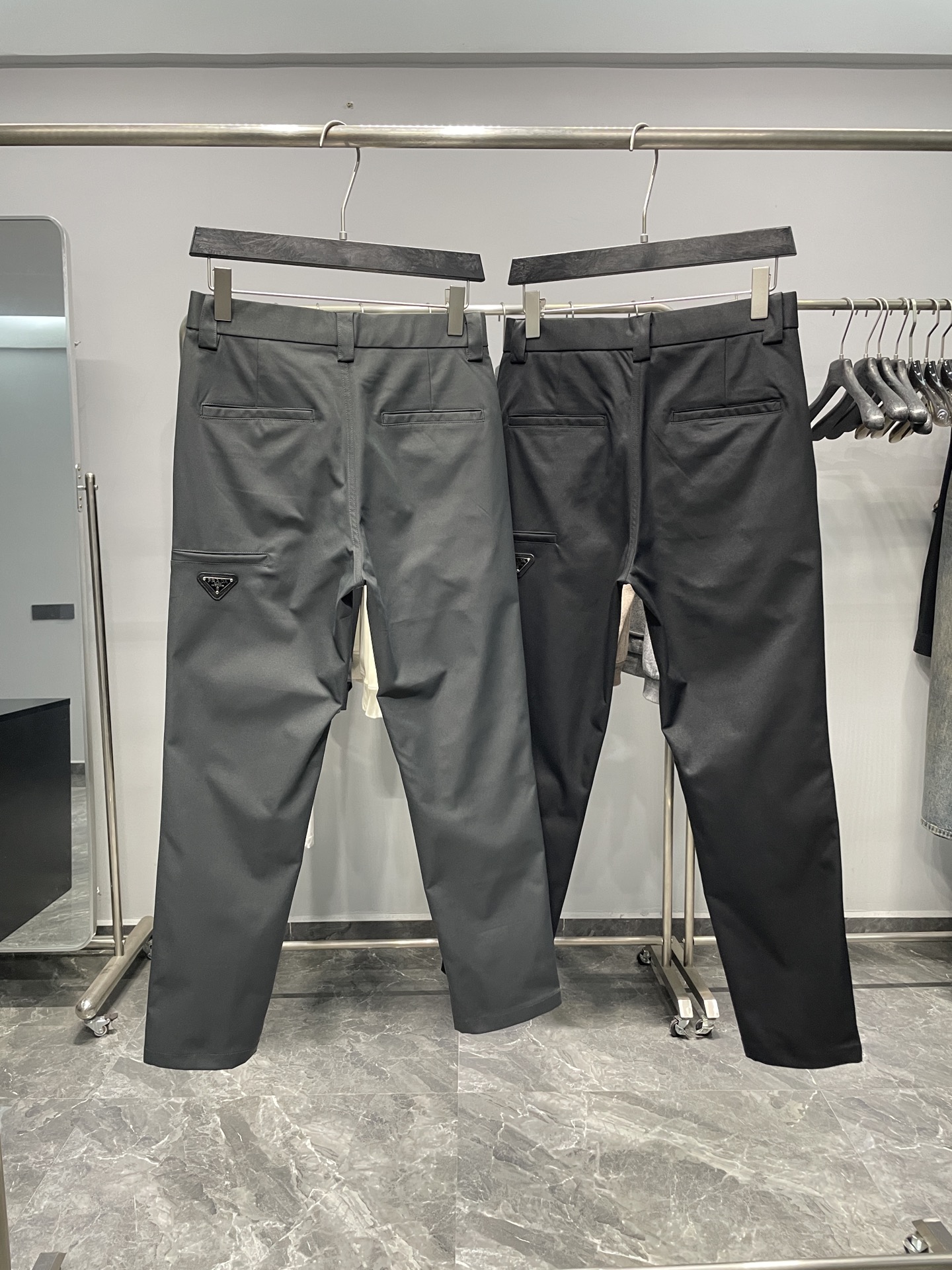 。 PRA25FW秋冬新款高密度斜纹棉质直筒休闲裤，男士后腿三角标徽章口袋时尚百搭休闲长裤！贸易公司渠道