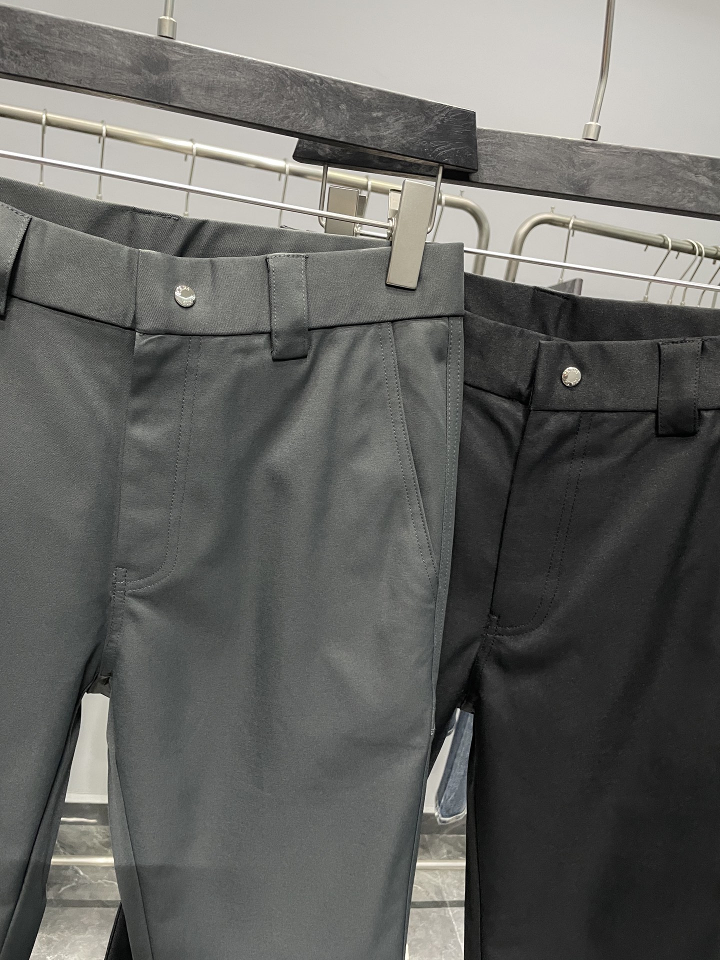 。 PRA25FW秋冬新款高密度斜纹棉质直筒休闲裤，男士后腿三角标徽章口袋时尚百搭休闲长裤！贸易公司渠道