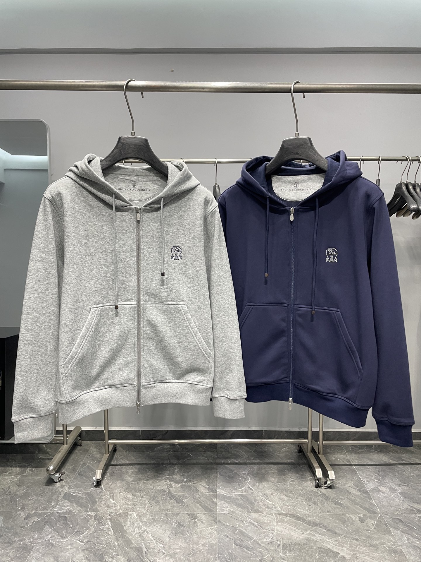 NO:531273,BC25FW autumn and winter new heavy velvet cotton zipper hoodie, men and women's same chest logo embroidered logo hooded sweatshirt zipper jacket!  Trading companies have sparse channels and are released on the official website at the same time!  A fashion tool that is indispensable to many trendy people!  This hoodie jacket is really unique, with a three-dimensional fluffy and lazy design, which is really friendly to the inclusiveness of the figure. The special flower gray and classic blue are also very versatile!  Customers provide customized 5 high gram heavy blended fabrics, thick needle technology, and a special wool craft is added to create a layer of short and dense fluff on the surface, greatly increasing the feel of the fabric!  The inner part is made of fleece, which is thickened with velvet, so that it does not shed hair, which requires both grace and warmth!  Customized hardware zippers strictly control details to every place!  The zipper part of the placket is neat and full, and the package is tightly wrapped!  The classic logo embroidery on the chest is extremely recognizable!  Who can’t love such a heavy hooded sweatshirt full of detail?  Color gray and blue Size M-3XL Size reference M Size shoulder width 47 bust 106 sleeve length 61 clothes length 65 L Size shoulder width 48 bust 110 sleeve length 62 clothes length 66 XL Size shoulder width 49 bust 114 sleeve length 63 clothes length 67 2XL Size shoulder width 50 bust 118 sleeve length 64 clothes length 68 3XL Size shoulder width 51 bust 122 sleeve length 65 clothes length 69, hoodie, sweatshirts, jackets & coats, hats, alexander wang19860909BC25FW秋冬新款重磅加绒棉质拉链帽衫,男女同款胸口logo刺绣标识连帽卫衣拉链外套！贸易公司渠道稀出,同步官网发售！众多潮人都不可或缺的时尚利器！ 这款帽衫外套版型真的是一绝,立体的蓬松慵懒感设计,对于身材的包容性真的非常友好,特殊的花灰色和经典蓝,也是非常百搭的存在！客供定制5高克重混纺面料,粗针工艺,同时加了一道特殊的磨毛工艺,使表面产生一层短而密的绒毛,大大增加了面料的手感！内里做了抓绒,加绒加厚,不掉毛,既要风度更要温度！定制的五金拉链,严格把细节把控到每一处！门襟拉链部位工整饱满,包裹严实！胸口经典的logo刺绣,品牌辨识度极高！这样一件细节感满满的重磅连帽卫衣,谁能不爱呢！ 颜色灰色、蓝色 尺码M-3XL 尺寸参考 M码肩宽47胸围106袖长61衣长65 L码肩宽48胸围110袖长62衣长66 XL码肩宽49胸围114袖长63衣长67 2XL码肩宽50胸围118袖长64衣长68 3XL码肩宽51胸围122袖长65衣长69,,hoodie,sweatshirts,jackets & coats,hats,alexander wang,Men's clothing