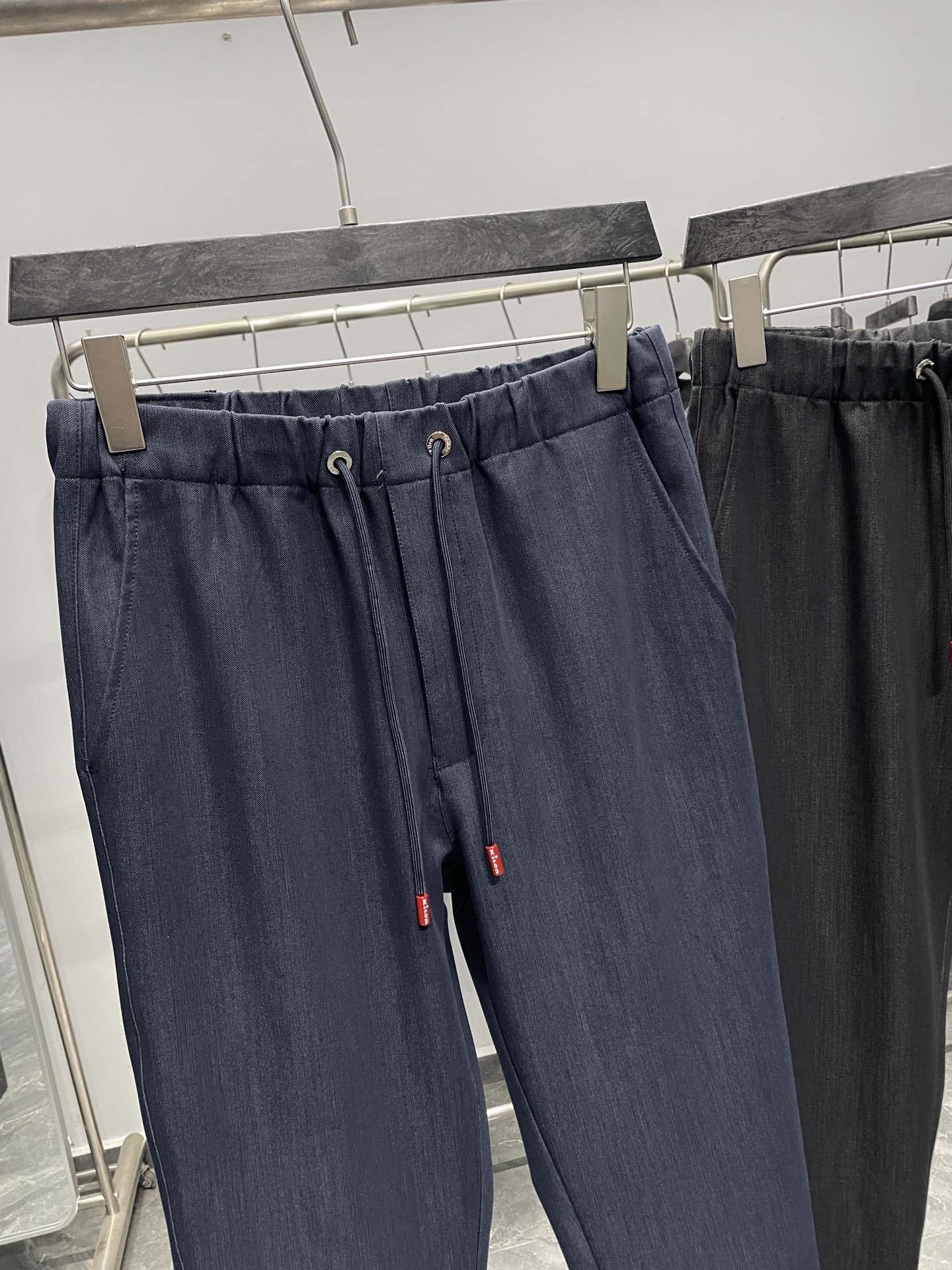 。 KITON25FW秋冬新款精纺棉质抽绳休闲裤，男士刺绣铭牌贴饰商务休闲百搭长裤九分裤！贸易公司渠道稀