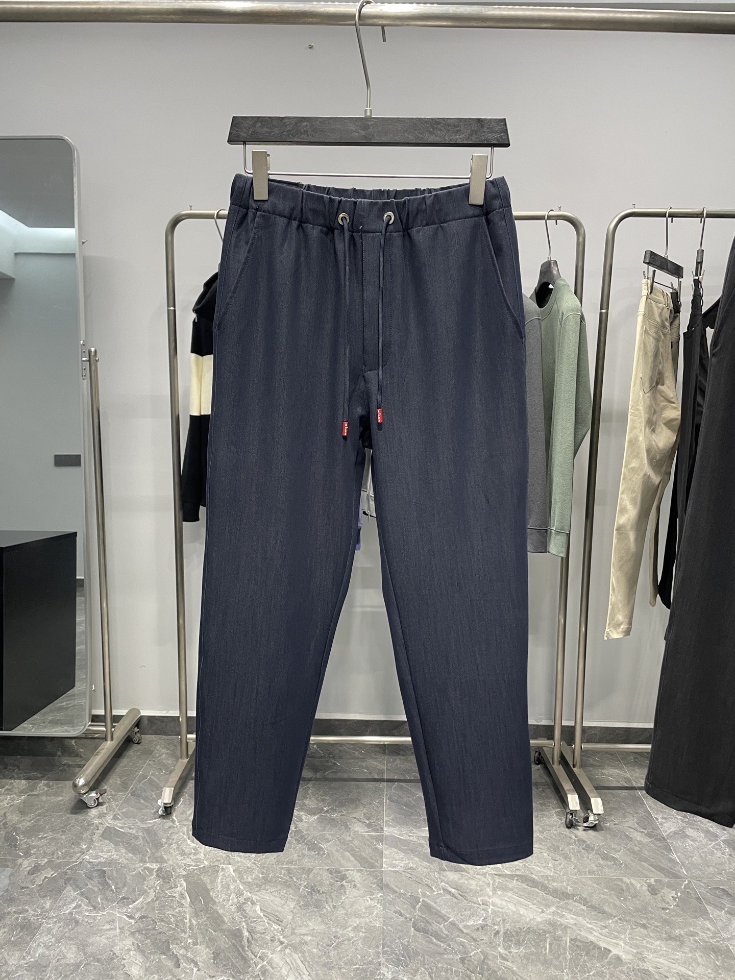 。 KITON25FW秋冬新款精纺棉质抽绳休闲裤，男士刺绣铭牌贴饰商务休闲百搭长裤九分裤！贸易公司渠道稀