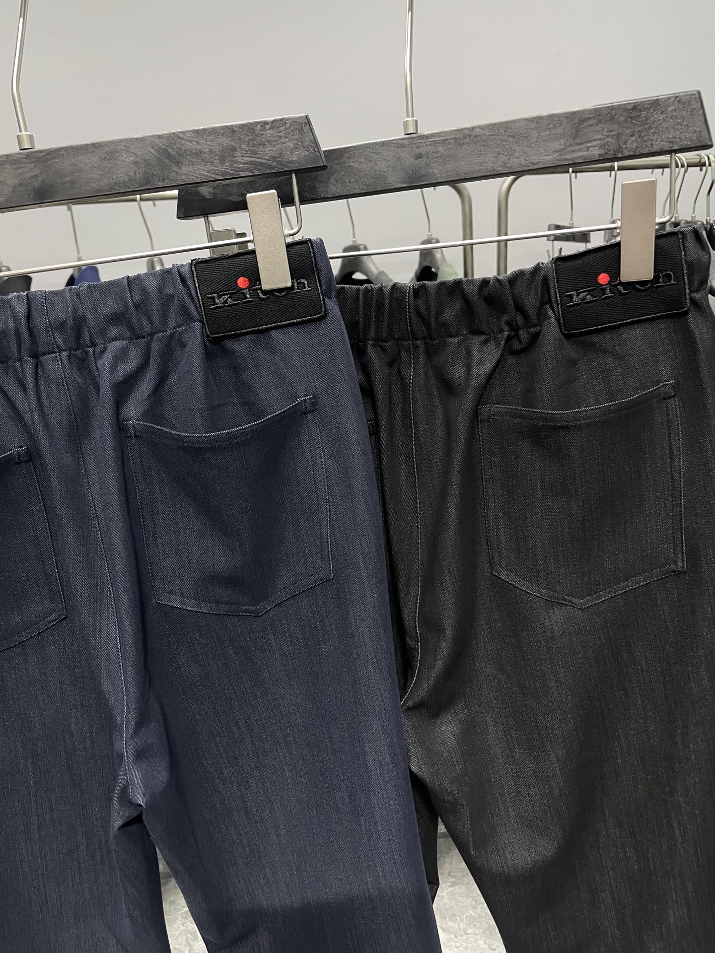 。 KITON25FW秋冬新款精纺棉质抽绳休闲裤，男士刺绣铭牌贴饰商务休闲百搭长裤九分裤！贸易公司渠道稀