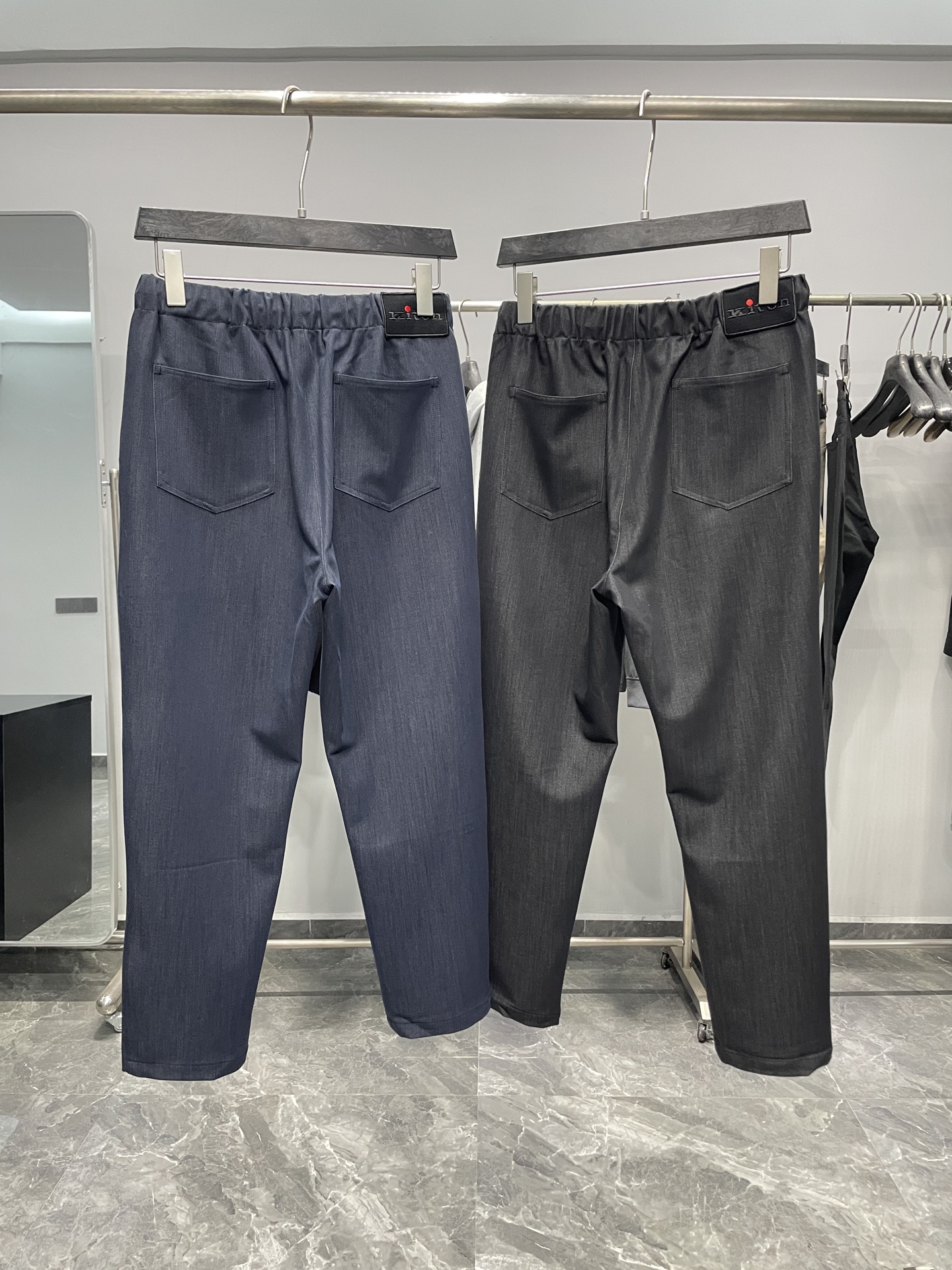 。 KITON25FW秋冬新款精纺棉质抽绳休闲裤，男士刺绣铭牌贴饰商务休闲百搭长裤九分裤！贸易公司渠道稀