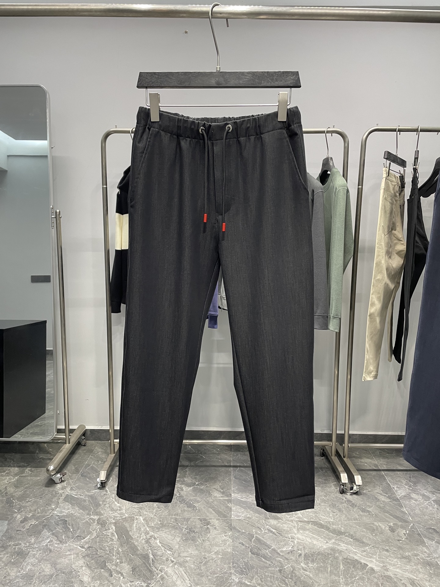 。 KITON25FW秋冬新款精纺棉质抽绳休闲裤，男士刺绣铭牌贴饰商务休闲百搭长裤九分裤！贸易公司渠道稀