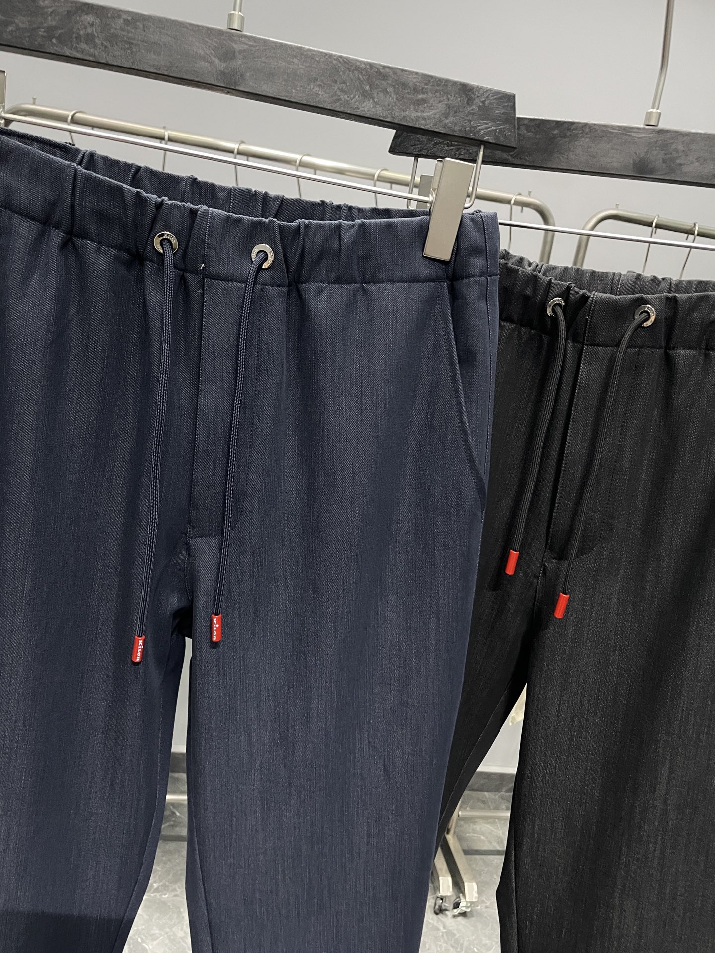 。 KITON25FW秋冬新款精纺棉质抽绳休闲裤，男士刺绣铭牌贴饰商务休闲百搭长裤九分裤！贸易公司渠道稀