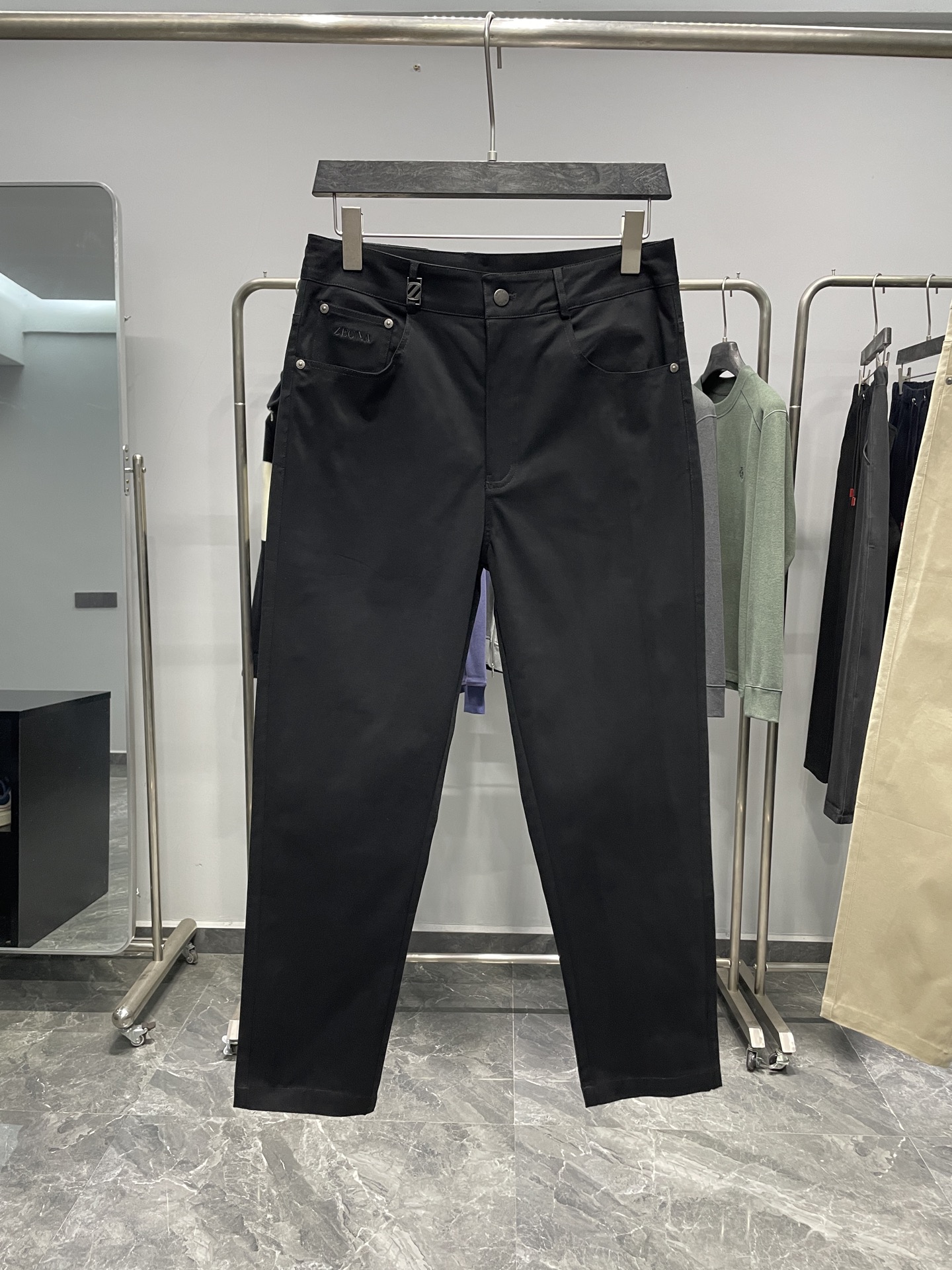 。 EZ25FW秋冬新款高密度斜纹棉质直筒休闲裤，男士口袋刺绣标识时尚百搭休闲长裤九分裤！贸易公司渠道稀