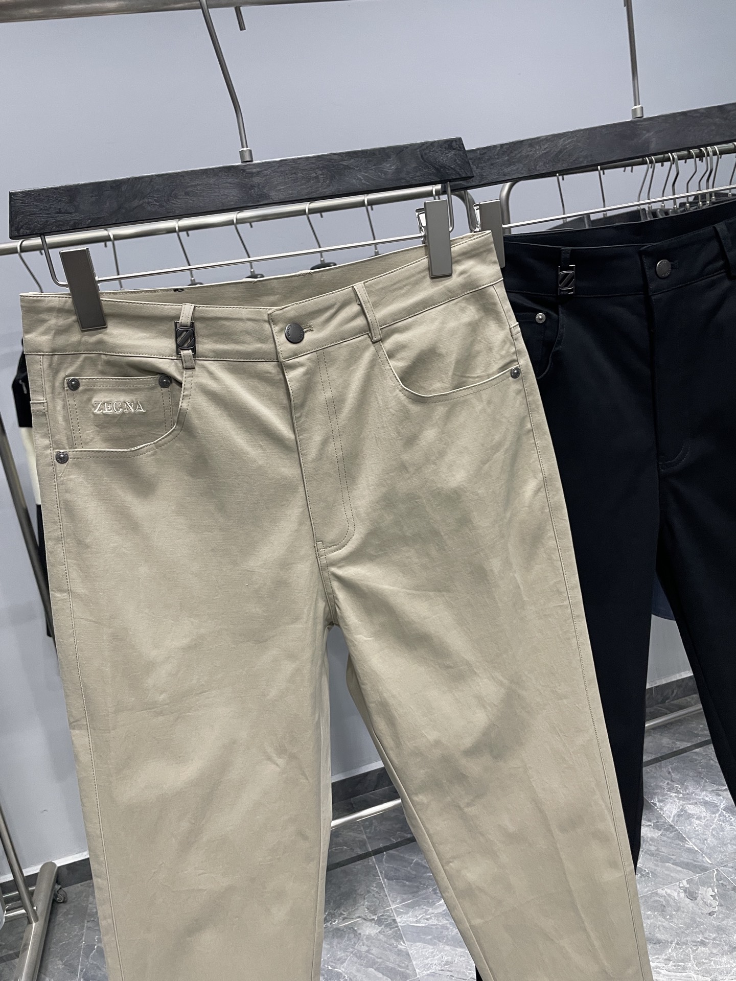 。 EZ25FW秋冬新款高密度斜纹棉质直筒休闲裤，男士口袋刺绣标识时尚百搭休闲长裤九分裤！贸易公司渠道稀