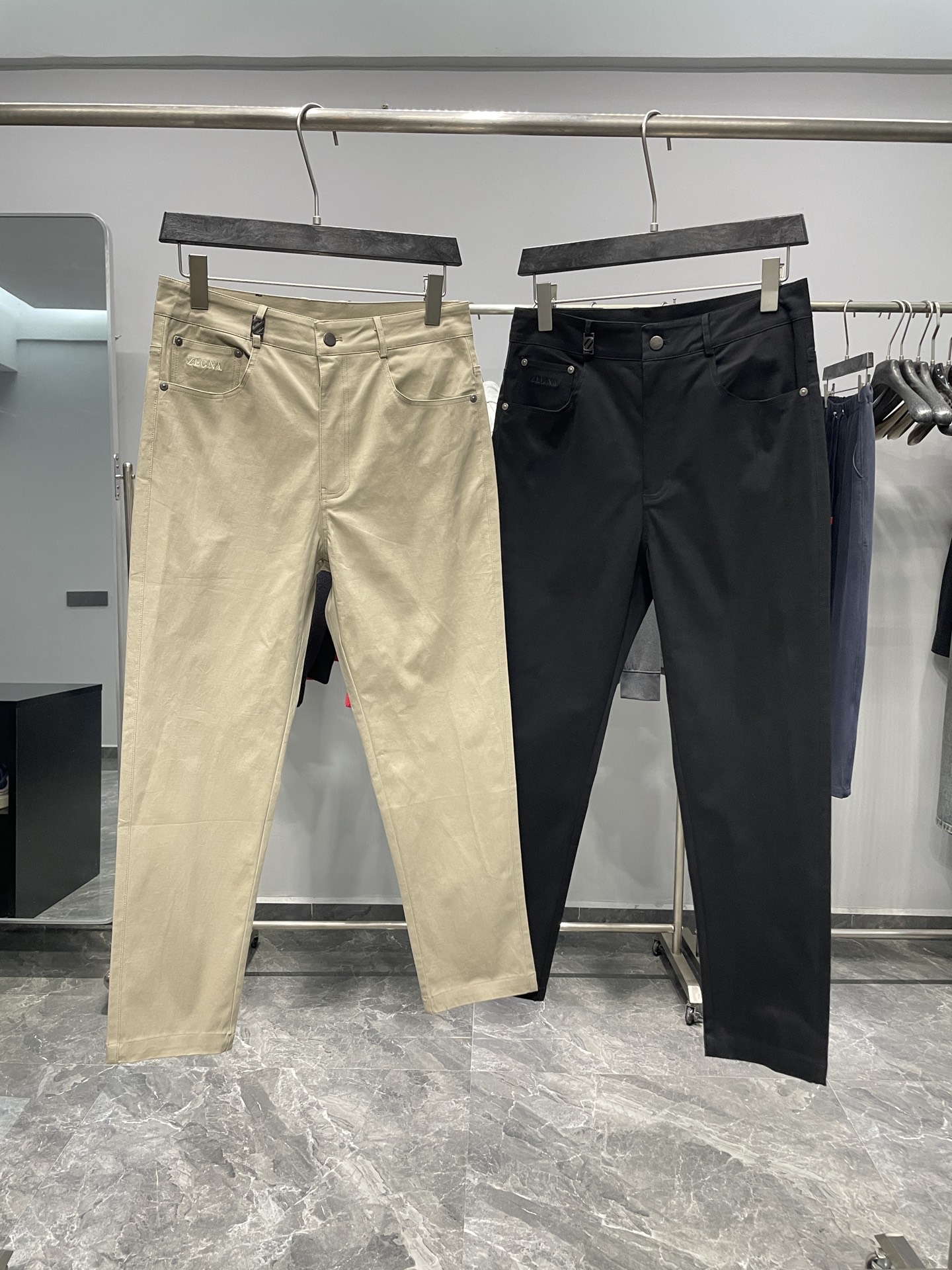 NO:524508,EZ25FW autumn and winter new high-density twill cotton straight-leg casual pants, men's pocket embroidery logo fashionable and versatile casual trousers cropped pants!  Trading companies have sparse channels and are released on the official website at the same time!  In today's fashion era that pursues personality and quality, a pair of pants that can not only show unique taste but also have a comfortable wearing experience is particularly important!  Zjia’s new straight-leg casual pants are undoubtedly the first choice for all men!  This trouser is made of high-density twill, which is not only soft. The high-density characteristics give it excellent durability, is not easy to wear and pill, and can accompany you through a long time!  The texture is crisp and stylish. When you wear it, the legs are naturally drooping, the lines are straight and smooth, without any sense of drag, as if it is a carefully crafted work of art!  The overall design is full of fashionable design, and every detail has been carefully polished to highlight a unique identity symbol!  The metal badge and leather label at the waist of the pants exudes a mysterious and noble atmosphere!  The iconic letter logo embroidery in the pocket uses exquisite skills to present the letter logo vividly on the pocket. The embroidery stitches are fine and even, as if they are a work of ingenious art!  The casual straight-leg design is a classic among classics. It neither restrains the body like tights and makes you feel uncomfortable, nor is it too loose and slow like wide-leg pants!  The right space between the trouser legs is maintained, which not only can modify the leg shape, make your legs look straighter and longer, but also allows you to move freely without any restrictions!  Color khaki, black Size M-3XL Size reference M size waist 78 hip circumference 94 thigh circumference 60 trousers long 96 trousers legs 33 L size waist 82 hip circumference 98 thigh circumference 62 trousers long 97 trousers legs 34 XL size waist 86 hip circumference 102 thigh circumference 64 trousers long 98 trousers legs 35 XXL size waist 90 hip circumference 106 thigh circumference 66 trousers long 99 trousers legs 36 3XL size waist 94 hip circumference 110 thigh circumference 68 trousers long 100 trousers legs 37 Size recommendation (standard version) Height 174-140 catties, try on size L appropriately!  A boy can choose M code within 133 catties, a L code for 133-145 catties, a XL code for 145-158 catties, a XXL code for 158-172 catties, and a 3XL code for 172-186 catties!  ,alexander wang19860909EZ25FW秋冬新款高密度斜纹棉质直筒休闲裤,男士口袋刺绣标识时尚百搭休闲长裤九分裤！贸易公司渠道稀出,同步官网发售！在当今这个追求个性与品质的时尚时代,一条既能彰显独特品味,又具备舒适穿着体验的裤子显得尤为重要！Z家全新直筒休闲裤装,无疑是各位男士的首选单品！ 这款裤装采用高密度斜纹棉布,它又不仅仅只有柔软,高密度的特性赋予了它出色的耐用性,不易磨损和起球,能够陪伴你走过漫长的时光！质地挺括有型,穿上它裤腿自然下垂,线条笔直流畅,没有丝毫的拖沓感,仿佛是经过精心雕琢的艺术品！整体充满了时尚的设计感,每一个细节都经过精心打磨,彰显着独特的身份象征！裤腰处的金属徽章与皮标铭牌,散发着神秘而高贵的气息！口袋处的标志性字母Logo刺绣,运用精湛的技艺,将字母 Logo栩栩如生地呈现在口袋上,刺绣的针脚细密均匀,仿佛是巧夺天工的艺术品！休闲直筒版型设计可谓是经典中的经典,它既不像紧身裤那样束缚身体,让你感到不适,也不像阔腿裤那样过于宽松,显得拖沓！让裤腿与腿部之间保持了恰到好处的空间,既能够修饰腿型,让你的双腿看起来更加笔直修长,又能够让你自由活动,不受任何限制！ 颜色卡其色、黑色 尺码M-3XL 尺寸参考 M码腰围78臀围94大腿围60裤长96裤脚33 L码腰围82臀围98大腿围62裤长97裤脚34 XL码腰围86臀围102大腿围64裤长98裤脚35 XXL码腰围90臀围106大腿围66裤长99裤脚36 3XL码腰围94臀围110大腿围68裤长100裤脚37 尺码推荐（标准版型） 身高174-140斤,试穿L码合适！ 男生体重133斤以内选择M码,133-145斤选择L码,145-158斤选择XL码,158-172斤选择XXL码,172-186斤选择3XL码！,,alexander wang,Men's clothing