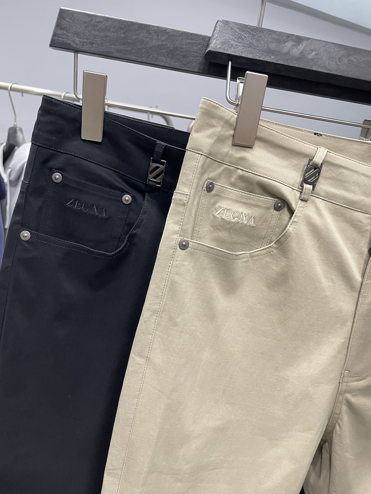 。 EZ25FW秋冬新款高密度斜纹棉质直筒休闲裤，男士口袋刺绣标识时尚百搭休闲长裤九分裤！贸易公司渠道稀