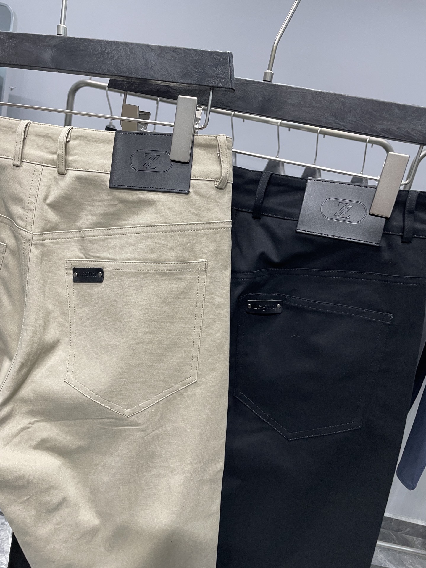 。 EZ25FW秋冬新款高密度斜纹棉质直筒休闲裤，男士口袋刺绣标识时尚百搭休闲长裤九分裤！贸易公司渠道稀