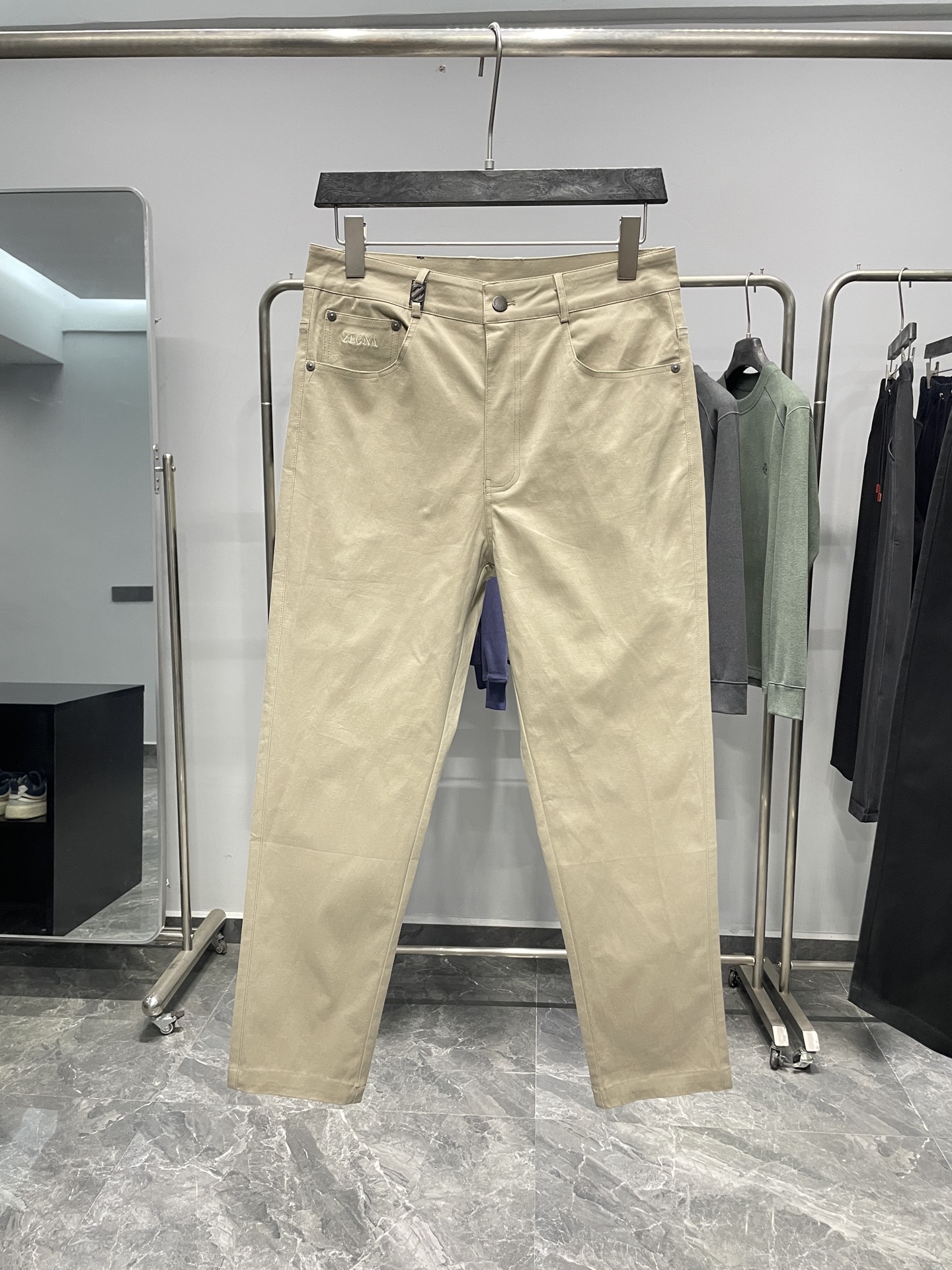 。 EZ25FW秋冬新款高密度斜纹棉质直筒休闲裤，男士口袋刺绣标识时尚百搭休闲长裤九分裤！贸易公司渠道稀