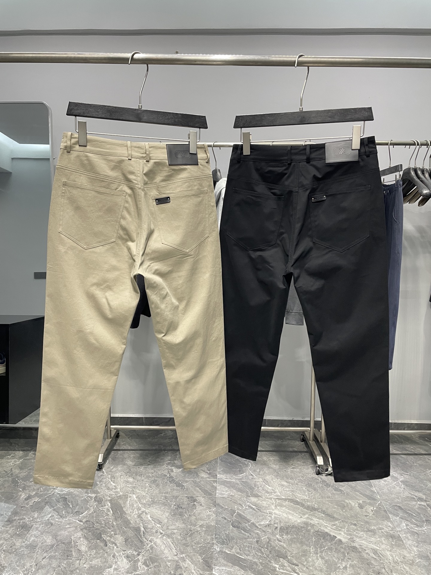 。 EZ25FW秋冬新款高密度斜纹棉质直筒休闲裤，男士口袋刺绣标识时尚百搭休闲长裤九分裤！贸易公司渠道稀