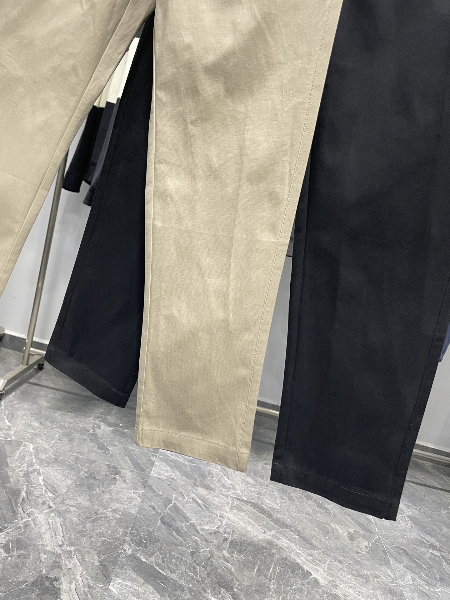 。 EZ25FW秋冬新款高密度斜纹棉质直筒休闲裤，男士口袋刺绣标识时尚百搭休闲长裤九分裤！贸易公司渠道稀