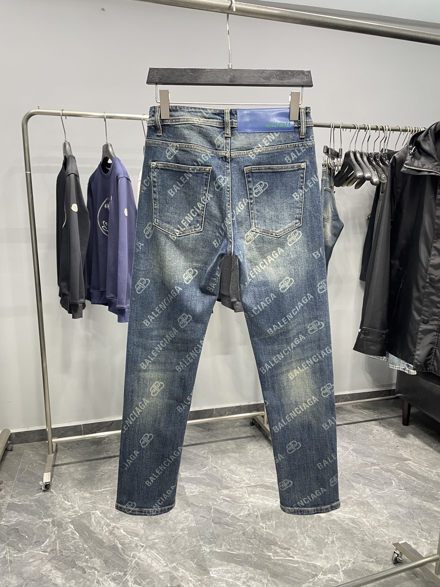 。BAL25FW早秋新款怀旧水洗棉质丹宁牛仔裤，男士时尚弹幕标识装饰直筒修身牛仔长裤！贸易公司渠道稀出，