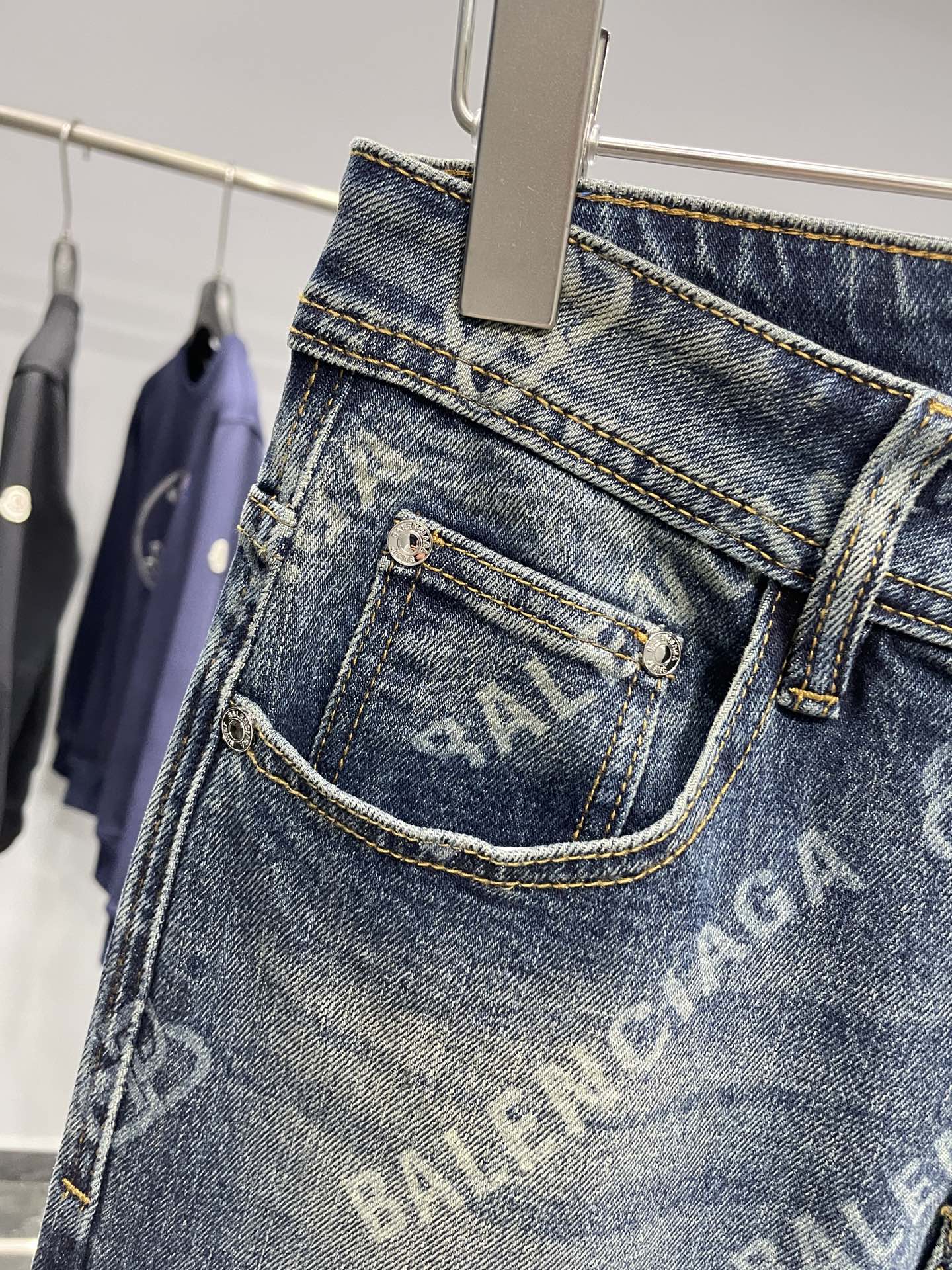 。BAL25FW早秋新款怀旧水洗棉质丹宁牛仔裤，男士时尚弹幕标识装饰直筒修身牛仔长裤！贸易公司渠道稀出，