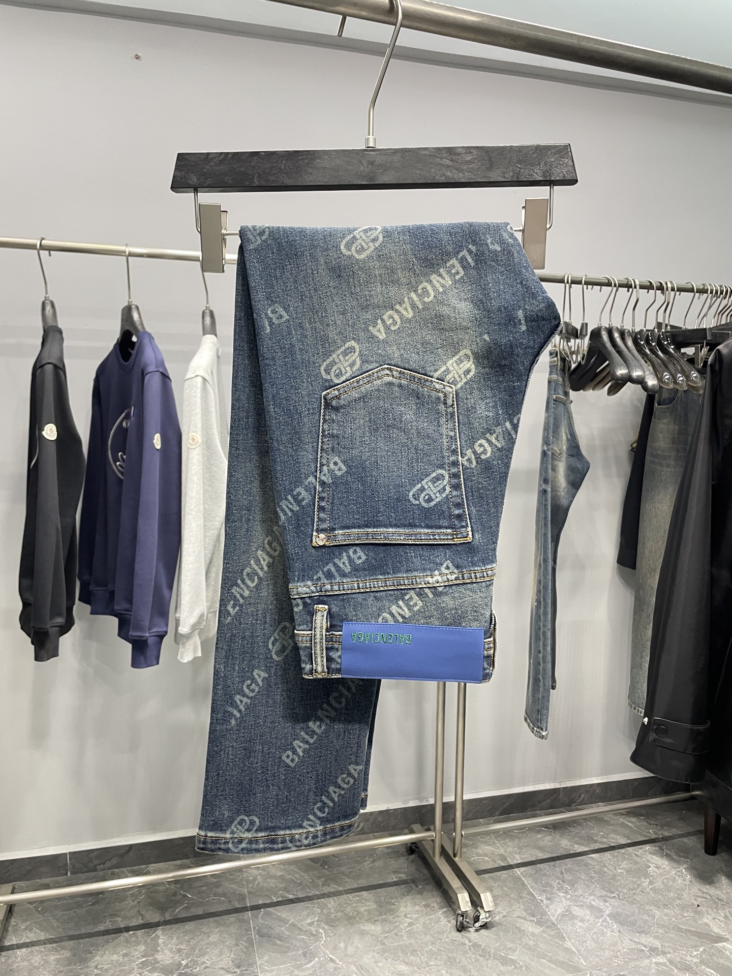 NO:525519,BAL25FW early autumn new nostalgic wash cotton denim jeans, men's fashionable barrage logo decorative straight slim jeans!  Trading companies have sparse channels and are on sale on the leading official website!  A perfect item that combines fashion, comfort and quality. It is undoubtedly an indispensable treasure in the wardrobe of fashion enthusiasts and has become the focus of everyone's attention!  The trousers are made of customized denim cotton denim fabrics, and are nostalgic faded and washed. After the precipitation of time and the erosion of water flow, the color gradually faded, as if it has experienced the baptism of time, with a retro charm!  The partial whitening treatment is the finishing touch. By fine polishing on the knees and other parts, the white and the original blue intertwined to create a sense of layering. Not only is it full of fashion, but it also seems to be telling fashionable stories!  While pursuing fashion, it also takes into account the soft and comfortable touch, and does not have the stiff and restrained feeling of ordinary jeans at all!  The classic letter logo of the whole body is presented in the form of barrage prints. Whether you look from a distance or appreciate it from a close distance, you can notice it at a glance and instantly become the focus of the audience!  The choice of zippers and hardware is unambiguous. The YKK zipper is customized by customer supply, and the smooth feel is not a bit of lag!  At the same time, the hardware with brand engraving further demonstrates the brand's high-end quality and persistent pursuit of details!  The blue leather nameplate at the back waist is always exposed inadvertently, becoming a low-key and luxurious decoration, further enhancing the fashion and quality of these jeans!  The straight-tube style design is classic and versatile. Whether you are tall or short, whether you are slim or slightly plump, it can perfectly fit your body curves and show a natural and generous beauty!  Color blue Size 30-38 (no 35) Size reference 30 size waist 72cm - hip circumference 92cm - front 26cm - thigh circumference 56cm - trouser length 100cm - trouser legs 34cm 31 size waist 75cm - hip circumference 95cm - front 27cm - thigh circumference 57cm - trouser length 101cm - trouser legs 35cm 32 size waist circumference 78cm - hip circumference 98cm - front 27cm - thigh circumference 58cm - trouser length 102cm - trouser legs 36cm 33 size waist circumference 82cm - hip circumference 101cm - front 28cm - thigh circumference 60cm - trouser length 102cm - trouser legs 37cm  34 size waist circumference 86cm-hip circumference 104cm-front gear 28cm-thigh circumference 62cm-trouser length 103cm-trouser legs 37cm 36 size waist circumference 90cm-thigh circumference 107cm-front gear 29cm-thigh circumference 64cm-trouser length 104cm-trouser legs 38cm 38 size waist circumference 94cm-thigh circumference 110cm-front gear 29cm-thigh circumference 66cm-trouser length 104cm-trouser legs 38cm Size recommendation (standard version) Height 174-140 catties, try on 32 sizes appropriate!  A boy can choose 30 digits within 130 catties, 31 digits for 130-138 catties, 32 digits for 138-146 catties, 33 digits for 146-156 catties, 34 digits for 156-166 catties, 36 digits for 166-176 catties, and 38 digits for 176-186 catties!  , jeans,alexander wang19860909BAL25FW早秋新款怀旧水洗棉质丹宁牛仔裤,男士时尚弹幕标识装饰直筒修身牛仔长裤！贸易公司渠道稀出,领先官网发售！一款集时尚、舒适、品质于一身的完美单品,它无疑是时尚爱好者衣橱中不可或缺的宝藏,成为众人瞩目的焦点！ 该裤装采用客供定制丹宁全棉牛仔面料,怀旧褪色水洗处理工艺,经过时间的沉淀与水流的冲刷,颜色逐渐褪去,仿佛经历了岁月的洗礼,带着一种复古的韵味！而局部磨白的处理更是点睛之笔,在膝盖等部位通过精细的打磨,让白色与原本的蓝色相互交织,营造出一种层次感,不仅时髦感十足,还仿佛在诉说着一个个时尚的故事！它在追求时尚的同时,还兼顾了柔软舒适的触感,丝毫没有普通牛仔裤那种生硬、束缚的感觉！ 通体经典字母Logo以弹幕印花的形式呈现,无论是从远处看,还是近距离欣赏,都能让人一眼就注意到它,瞬间成为全场的焦点！而在拉链和五金的选择上更是毫不含糊,采用了客供定制的YKK拉链,顺滑的手感没有一丝卡顿！同时带有品牌刻印的五金,更彰显了品牌的高端品质和对细节的执着追求！后腰处蓝色皮标铭牌,总是会不经意间露出来,成为一种低调而又奢华的装饰,进一步提升了这条牛仔裤的时尚感和品质感！直筒版型设计经典又百搭,无论你是高个子还是矮个子,无论你是身材苗条还是稍微有些丰满,它都能完美地贴合你的身材曲线,展现出一种自然、大方的美感！ 颜色蓝色 尺码30-38（无35） 尺寸参考 30码腰围72cm-臀围92cm-前档26cm-大腿围56cm-裤长100cm-裤脚34cm 31码腰围75cm-臀围95cm-前档27cm-大腿围57cm-裤长101cm-裤脚35cm 32码腰围78cm-臀围98cm-前档27cm-大腿围58cm-裤长102cm-裤脚36cm 33码腰围82cm-臀围101cm-前档28cm-大腿围60cm-裤长102cm-裤脚37cm 34码腰围86cm-臀围104cm-前档28cm-大腿围62cm-裤长103cm-裤脚37cm 36码腰围90cm-臀围107cm-前档29cm-大腿围64cm-裤长104cm-裤脚38cm 38码腰围94cm-臀围110cm-前档29cm-大腿围66cm-裤长104cm-裤脚38cm 尺码推荐（标准版型） 身高174-140斤,试穿32码合适！ 男生体重130斤以内选择30码,130-138斤选择31码,138-146斤选择32码,146-156斤选择33码,156-166斤选择34码,166-176斤选择36码,176-186斤选择38码！,,jeans,alexander wang,Men's clothing