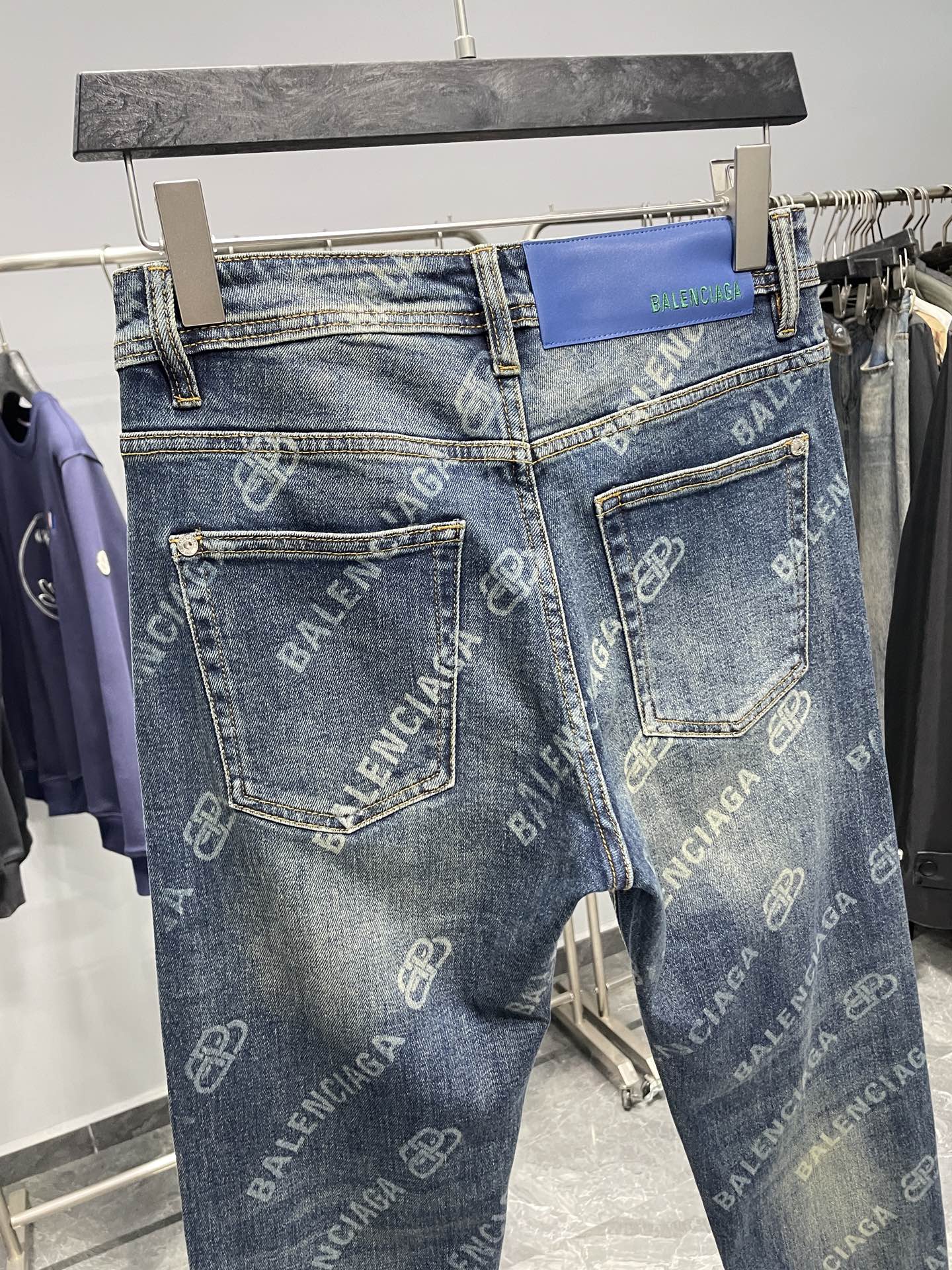 。BAL25FW早秋新款怀旧水洗棉质丹宁牛仔裤，男士时尚弹幕标识装饰直筒修身牛仔长裤！贸易公司渠道稀出，