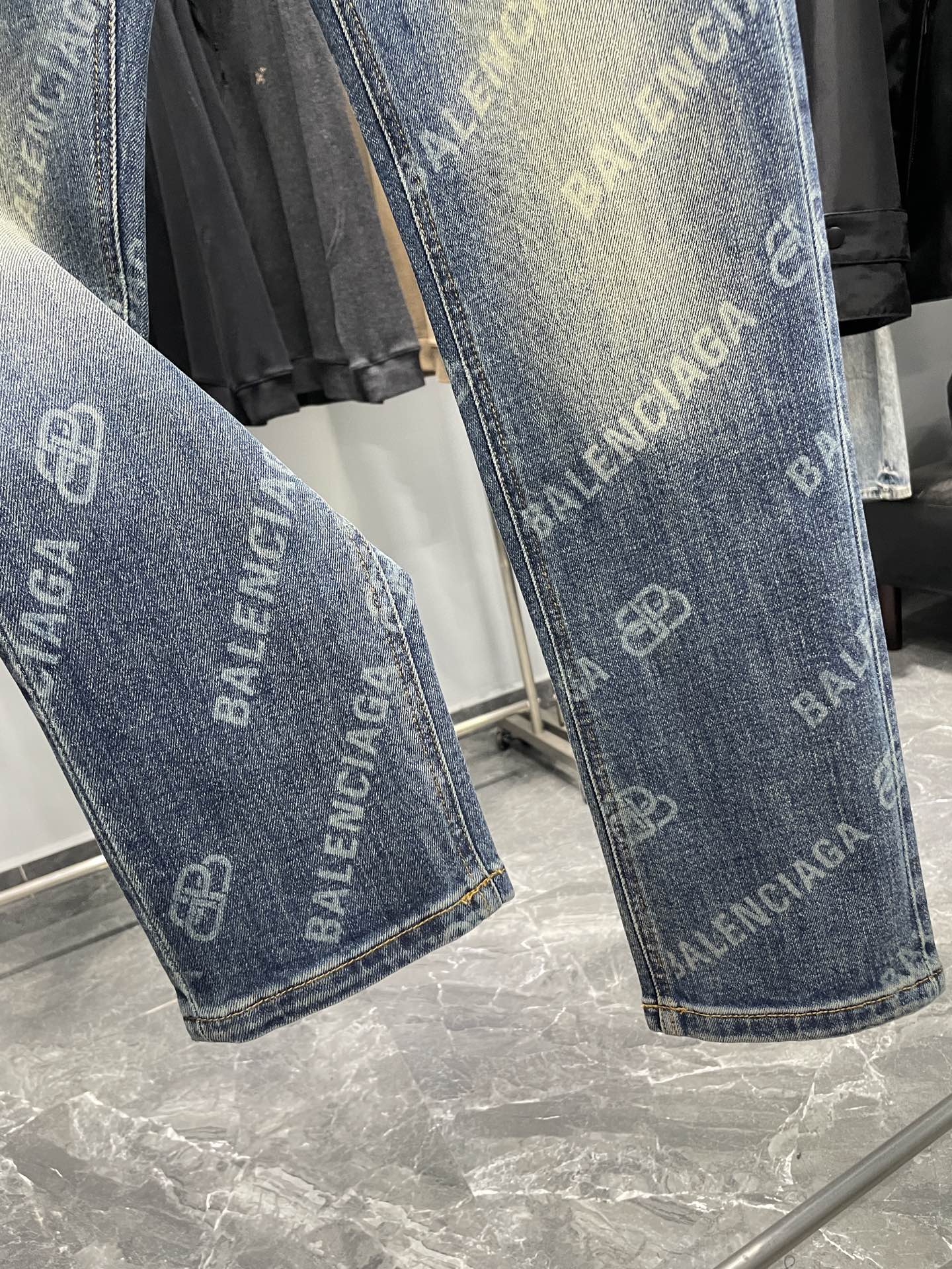 。BAL25FW早秋新款怀旧水洗棉质丹宁牛仔裤，男士时尚弹幕标识装饰直筒修身牛仔长裤！贸易公司渠道稀出，