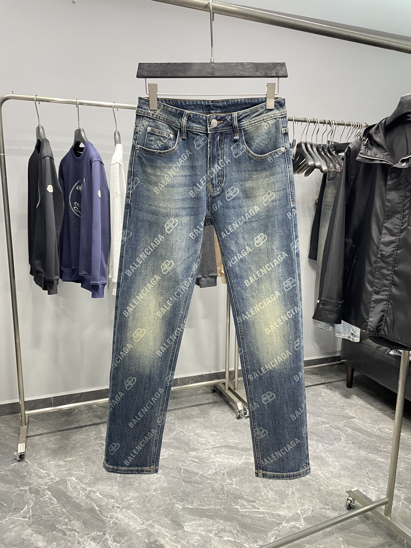 。BAL25FW早秋新款怀旧水洗棉质丹宁牛仔裤，男士时尚弹幕标识装饰直筒修身牛仔长裤！贸易公司渠道稀出，