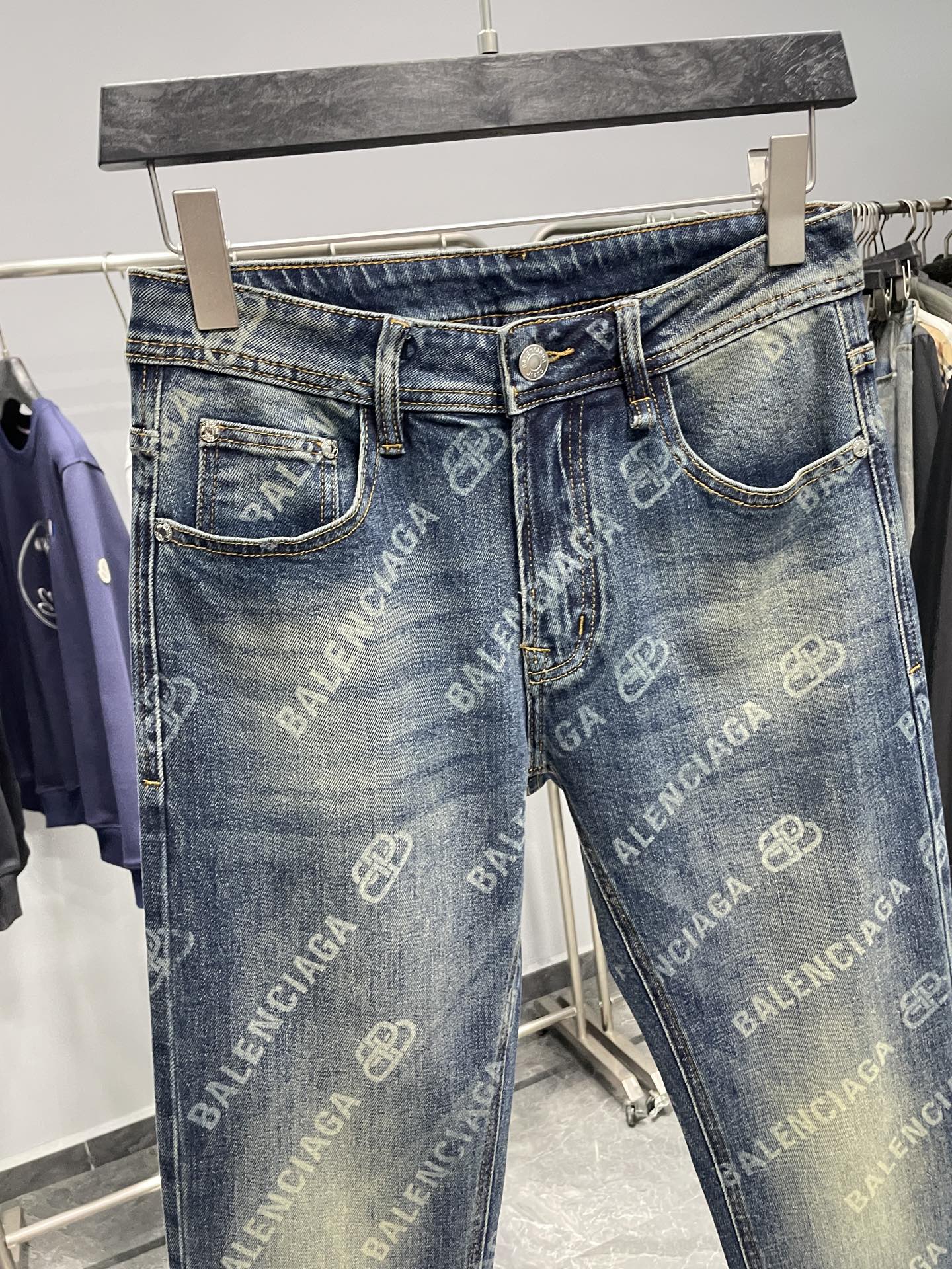 。BAL25FW早秋新款怀旧水洗棉质丹宁牛仔裤，男士时尚弹幕标识装饰直筒修身牛仔长裤！贸易公司渠道稀出，