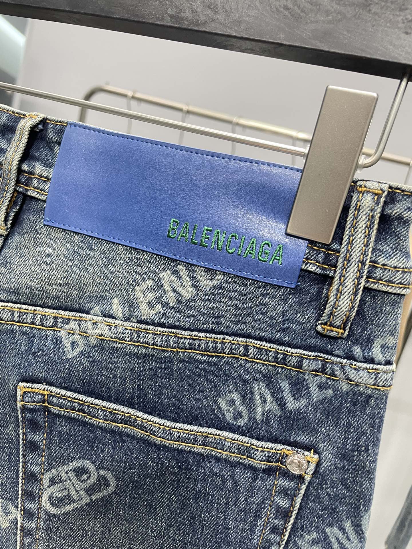 。BAL25FW早秋新款怀旧水洗棉质丹宁牛仔裤，男士时尚弹幕标识装饰直筒修身牛仔长裤！贸易公司渠道稀出，