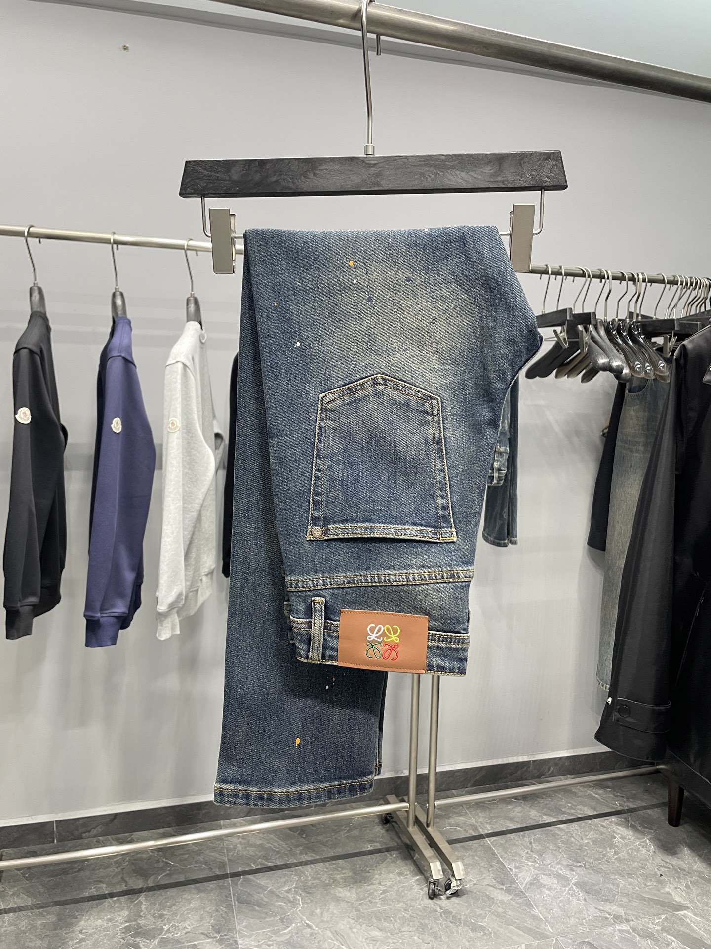 NO:525517,LW25FW early autumn new retro nostalgic washing tannin jeans, men's fashionable irregular paint dot decoration slim fit straight jean trousers!  Trading companies have sparse channels and are on sale on the leading official website!  LW early autumn jeans, with its unique fabrics, exquisite craftsmanship, fashionable design and luxurious details, have become a shining star in the fashion industry!  This jeans are made of custom denim cotton denim fabric, with an unparalleled soft touch, as if wrapped in soft clouds, and are also full of just the right elasticity, stretching freely with your movements without any restraint, allowing you to enjoy fashion while having the ultimate comfort experience!  The overall process adopts nostalgic washing and whitening treatment. Through unique treatment techniques, the jeans present a retro texture that has been settled over the years!  In order to further add to the fashionable feeling of this jeans, the designers also cleverly combined the irregular spray paint embellishment of the whole body, like shining stars scattered in every corner of the jeans, adding a unique personality and charm to the originally simple jeans!  The details are also unambiguous. The customized brand engraved metal buttons are like bright gems, inlaid on jeans, demonstrating the nobility and luxury of the brand!  The contrasting embroidered logo leather logo on the waist is a symbol of the luxurious identity of this jeans. The bright contrasting color design forms a sharp contrast with the overall style of the jeans, but it is cleverly integrated, not only highlighting the brand's logo, but also adding a sense of fashion and exquisiteness to the whole trousers!  The straight-tube style design is simple and generous. It can well modify the legs and make your legs look straighter and longer. Whether it is matched with a simple T-shirt or a fashionable top, it can be easily controlled and shows different styles!  Color blue Size 30-38 (no 35) Size reference 30 size waist 74cm - hip circumference 94cm - front 26cm - thigh circumference 58cm - trouser length 100cm - trouser legs 35cm 31 size waist 77cm - hip circumference 96cm - front 27cm - thigh circumference 59cm - trouser length 101cm - trouser legs 36cm 32 size waist circumference 80cm - hip circumference 98cm - front 27cm - thigh circumference 60cm - trouser length 102cm - trouser legs 36cm 33 size waist circumference 83cm - hip circumference 101cm - front 28cm - thigh circumference 61cm - trouser legs 102cm - trouser legs 37cm  34 size waist 86cm-hip circumference 104cm-front gear 28cm-thigh circumference 62cm-thigh length 103cm-trouser legs 37cm 36 size waist 89cm-thigh circumference 107cm-front gear 29cm-thigh circumference 64cm-trouser length 104cm-trouser legs 38cm 38 size waist 92cm-thigh circumference 110cm-front gear 29cm-thigh circumference 66cm-trouser length 104cm-trouser legs 38cm Size recommendation (standard version) Height 174-140 catties, try on size 32 suitable!  A boy can choose 30 digits within 130 catties, 31 digits for 130-138 catties, 32 digits for 138-146 catties, 33 digits for 146-154 catties, 34 digits for 154-164 catties, 36 digits for 164-174 catties, 38 digits for 174-184 catties!  , jeans,tees,t-shirt,alexander wang19860909LW25FW早秋新款复古怀旧水洗丹宁牛仔裤,男士时尚不规则漆点装饰修身直筒牛仔长裤！贸易公司渠道稀出,领先官网发售！LW早秋系列牛仔裤装,以其独特的面料、精湛的工艺、时尚的设计和奢华的细节,成为了时尚界的一颗璀璨明星！ 这款牛仔裤采用客供定制丹宁棉质牛仔面料,拥有着无与伦比的柔软触感,仿佛是被轻柔的云朵所包裹,同时还富有恰到好处的弹力,能随着你的动作自如伸展,毫无束缚感,让你在享受时尚的同时也能拥有极致的舒适体验！整体采用怀旧水洗磨白处理工艺,通过独特的处理手法,让牛仔裤呈现出一种历经岁月沉淀的复古质感！为了进一步增添这条牛仔裤的时尚感,设计师们还巧妙地结合了通体不规则喷漆点缀,像是一颗颗闪耀的星星,散落在牛仔裤的各个角落,为原本简约的牛仔裤增添了一份独特的个性和魅力！ 在细节之处同样毫不含糊,客供定制的品牌刻印金属纽扣,就像是一颗颗璀璨的宝石,镶嵌在牛仔裤上,彰显着品牌的高贵与奢华！而后腰的撞色刺绣徽标皮标,更是这条牛仔裤奢华身份的象征,那鲜艳的撞色设计,与牛仔裤的整体风格形成了鲜明的对比,却又巧妙地融合在一起,既突出了品牌的标志,又为整条裤子增添了一份时尚与精致！直筒版型设计,简洁而大方,它能够很好地修饰腿型,让你的双腿看起来更加笔直修长,无论是搭配简约的T恤,还是时尚的上衣,它都能轻松驾驭,展现出不同的风格！ 颜色蓝色 尺码30-38（无35） 尺寸参考 30码腰围74cm-臀围94cm-前档26cm-大腿围58cm-裤长100cm-裤脚35cm 31码腰围77cm-臀围96cm-前档27cm-大腿围59cm-裤长101cm-裤脚36cm 32码腰围80cm-臀围98cm-前档27cm-大腿围60cm-裤长102cm-裤脚36cm 33码腰围83cm-臀围101cm-前档28cm-大腿围61cm-裤长102cm-裤脚37cm 34码腰围86cm-臀围104cm-前档28cm-大腿围62cm-裤长103cm-裤脚37cm 36码腰围89cm-臀围107cm-前档29cm-大腿围64cm-裤长104cm-裤脚38cm 38码腰围92cm-臀围110cm-前档29cm-大腿围66cm-裤长104cm-裤脚38cm 尺码推荐（标准版型） 身高174-140斤,试穿32码合适！ 男生体重130斤以内选择30码,130-138斤选择31码,138-146斤选择32码,146-154斤选择33码,154-164斤选择34码,164-174斤选择36码,174-184斤选择38码！,,jeans,tees，t-shirt,alexander wang,Men's clothing