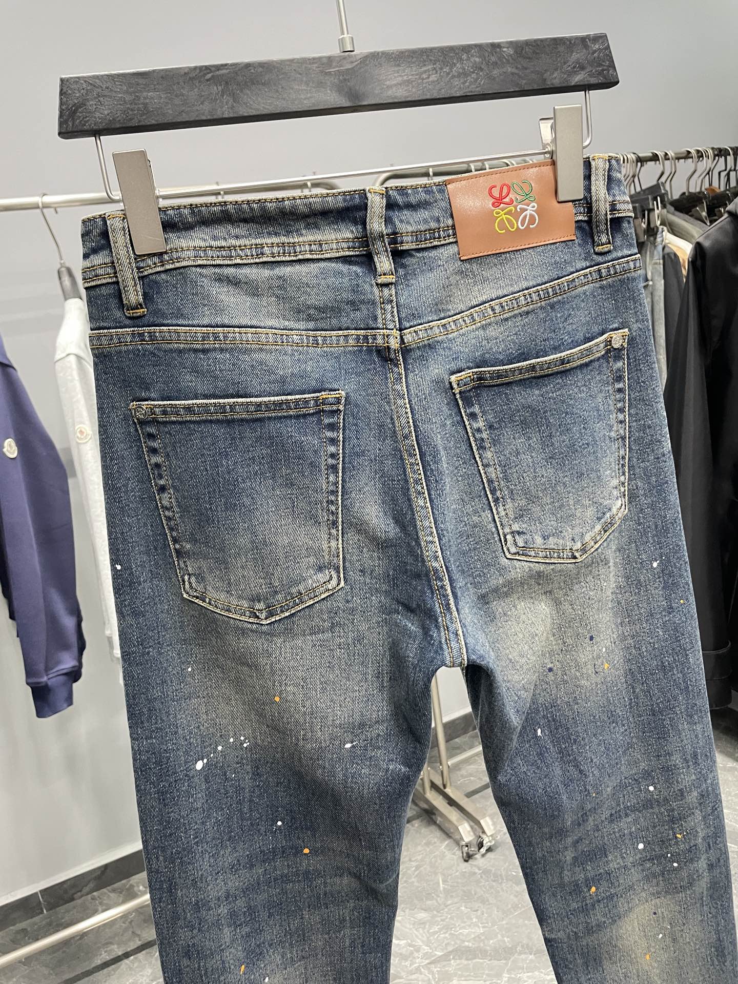 。LW25FW早秋新款复古怀旧水洗丹宁牛仔裤，男士时尚不规则漆点装饰修身直筒牛仔长裤！贸易公司渠道稀出，